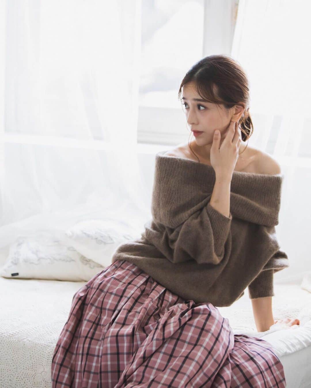 丸山悠美さんのインスタグラム写真 - (丸山悠美Instagram)「今日は2020SSのサンプルチェックへ。 @sylph_official チームの熱い想いとこだわりの詰まったお洋服を皆様にお届け出来る日が楽しみです！  思い返すと、ストリートブーム真っ只中の10代の頃にファッションに目覚めた私。 SUPREMEのパーカーを着ていた裏原時代が懐かしい。HECTICやSILASよく並んだなぁ...。 校則が厳しい女子校で6年間を過ごしたせいか、ファッションへの憧れの反動は強かった！聖地だった原宿のカラ館でアルバイトをはじめて、そこでAD審査に来ていた雑誌の編集部の方がお声がけ下さった事が、モデルの仕事をはじめるきっかけになりました。 本当は引っ込み思案で人見知りなので、アニメやゲームが大好きで声優になりたかったんですよね。 ご縁ありファッション業界で働きはじめ、引っ込み思案故に芸能人だらけのキラキラした世界に衝撃を受けました。 沢山の方にいただいたご縁が繋がり、表現する楽しさや喜びを教えていただいて、モデルやファッションの仕事今でもずっと続けられる事に心から感謝します。  子供を授かり母になっても自分らしさは忘れずに、ファッションの楽しさやパワーをお伝えしていきたいです☺️ #fashion #bonnsylph #model #outfit #ootd #2019aw #coordinate #instafashion  #model #撮影 #モデル #コーデ #コーディネート #ニット #きれいめカジュアル #スカート #大人カジュアル #ママコーデ #プチプラコーデ #服好きな人と繋がりたい」12月18日 15時49分 - maruyumi