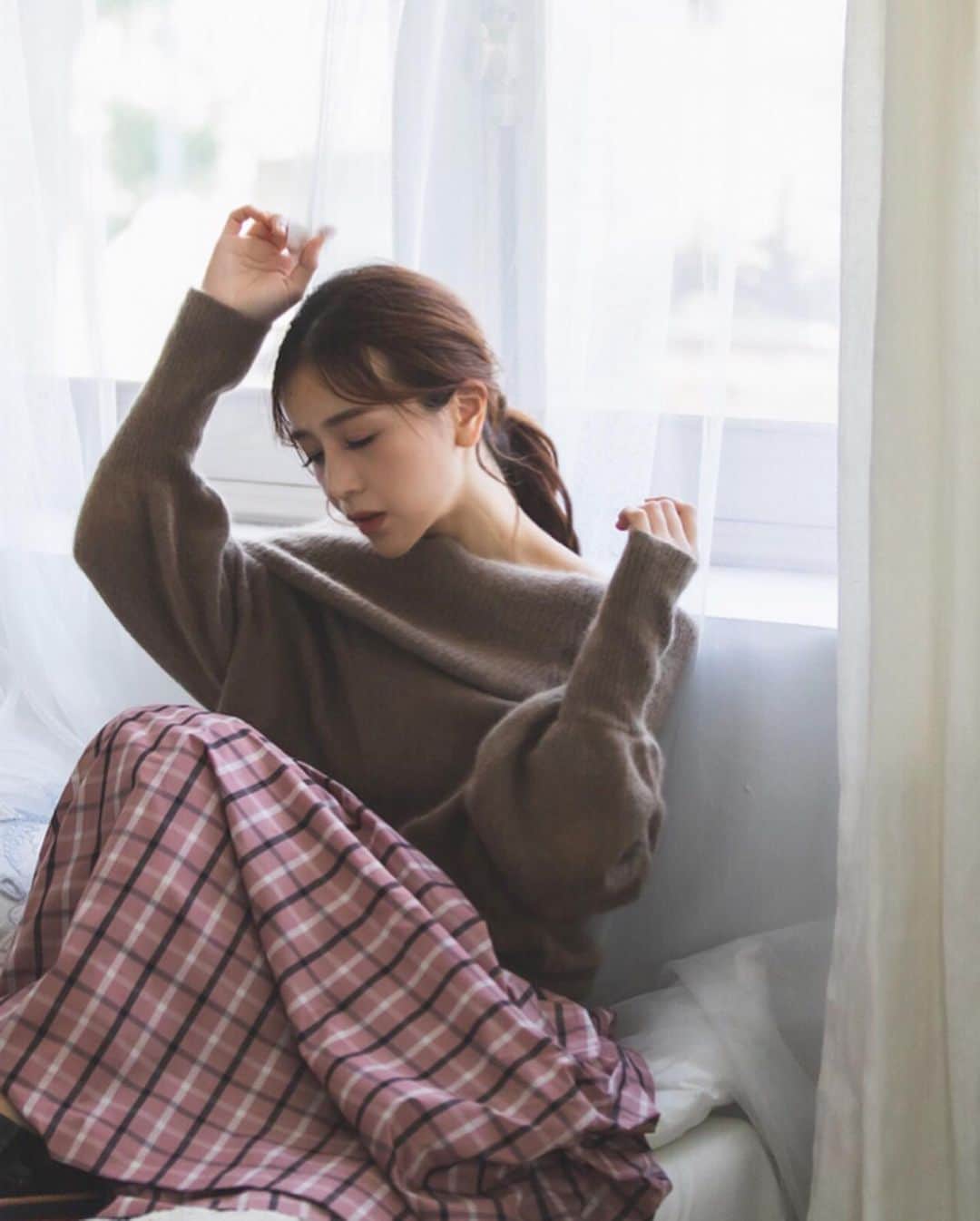 丸山悠美さんのインスタグラム写真 - (丸山悠美Instagram)「今日は2020SSのサンプルチェックへ。 @sylph_official チームの熱い想いとこだわりの詰まったお洋服を皆様にお届け出来る日が楽しみです！  思い返すと、ストリートブーム真っ只中の10代の頃にファッションに目覚めた私。 SUPREMEのパーカーを着ていた裏原時代が懐かしい。HECTICやSILASよく並んだなぁ...。 校則が厳しい女子校で6年間を過ごしたせいか、ファッションへの憧れの反動は強かった！聖地だった原宿のカラ館でアルバイトをはじめて、そこでAD審査に来ていた雑誌の編集部の方がお声がけ下さった事が、モデルの仕事をはじめるきっかけになりました。 本当は引っ込み思案で人見知りなので、アニメやゲームが大好きで声優になりたかったんですよね。 ご縁ありファッション業界で働きはじめ、引っ込み思案故に芸能人だらけのキラキラした世界に衝撃を受けました。 沢山の方にいただいたご縁が繋がり、表現する楽しさや喜びを教えていただいて、モデルやファッションの仕事今でもずっと続けられる事に心から感謝します。  子供を授かり母になっても自分らしさは忘れずに、ファッションの楽しさやパワーをお伝えしていきたいです☺️ #fashion #bonnsylph #model #outfit #ootd #2019aw #coordinate #instafashion  #model #撮影 #モデル #コーデ #コーディネート #ニット #きれいめカジュアル #スカート #大人カジュアル #ママコーデ #プチプラコーデ #服好きな人と繋がりたい」12月18日 15時49分 - maruyumi