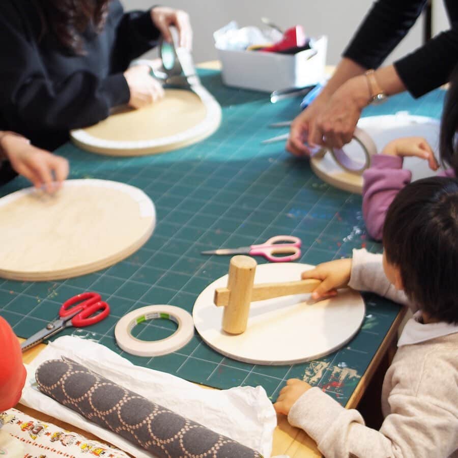 木村涼子さんのインスタグラム写真 - (木村涼子Instagram)「2019.12.18 我が家のスツールが2脚になりました。  先日oooさんのスツール作りのワークショップに また参加してきました。 友達が作ったいちごのスツールもすごく可愛かった♡🍓 ビンテージの布と渋めの白黒の布のスツールも素敵だったなぁ (スツール作りのワークショップはあと一回で終了、 その後一回も予約済みだそうです) #stool #stools #スツール #ミナペルホネンハンドメイド #ミナペルホネンタンバリン #craft #workshop #handmade #creativeooo #ooo #顔の家 #京都 #オーオーオー」12月18日 15時50分 - kimuryou
