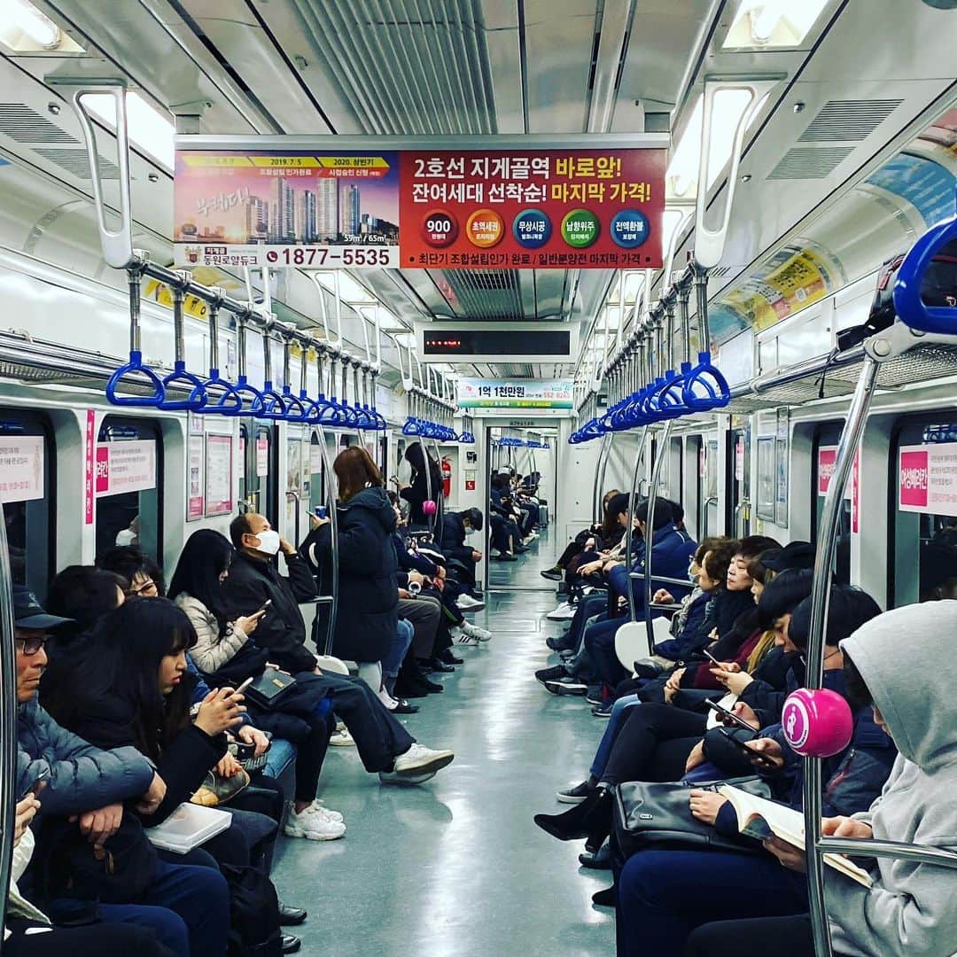 植田朝日のインスタグラム：「‪🇭🇰🇨🇳‬﻿ ﻿ ‪ムッチャ、香港vs中国 楽しみにしてたのに地下鉄 逆方向乗ってた。。。‬﻿ ﻿ ‪国歌、間に合わないじゃん。。。‬﻿ ﻿ ‪韓国の地下鉄って日本よりわかりやすいのに・・・。‬﻿ ﻿ ‪車内を🅱️ダッシュで向かおう‼️‬﻿ ﻿ ﻿ ‪加油❗️朝日男‼️‬﻿ ﻿ ﻿ ‪#朝日旅 #韓国遠征 #釜山遠征 #E1‬」