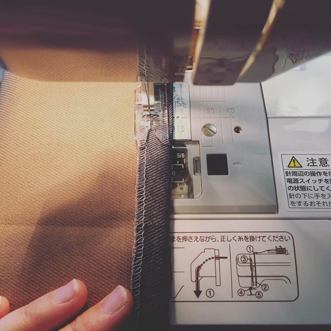 佐々木ゆう子さんのインスタグラム写真 - (佐々木ゆう子Instagram)「はー♡あと少し！ってところでミシン糸がないことに気がついた。。。 軽井沢に糸を売ってるお店はありませーん😭泣きたい。。てかもう泣いてる。  終わるんか。終わらせてみせるーーーーーっっ🔥✨ #ミシン #刺繍 #宿題 #母の宿題 #軽井沢 #軽井沢あるある」12月18日 15時59分 - yuko_sasaki