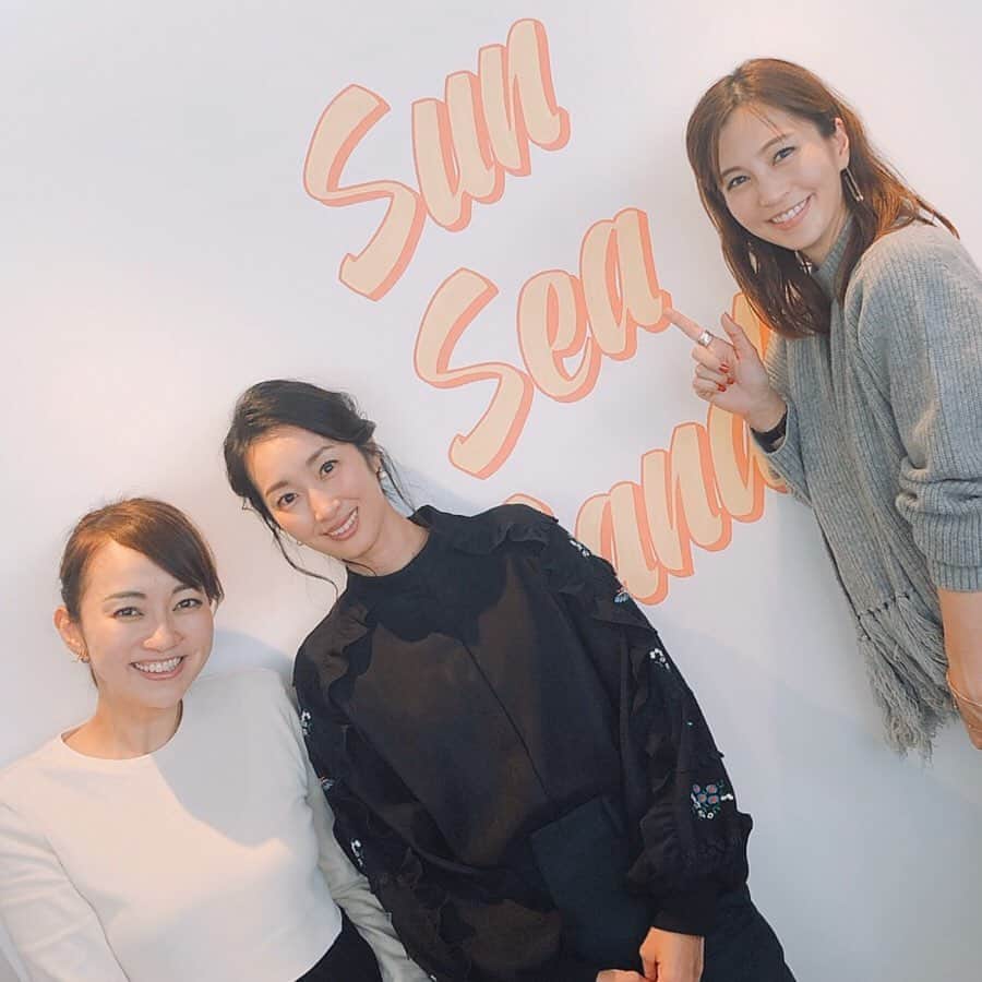 戸部洋子のインスタグラム：「みさこちゃん、ちりこちゃんらとランチに🥰 パンケーキにスパムのサラダにキムチライスに美味しすぎて食べて笑って🤣なんだか疲れたむしろグッタリした笑wwあぁ面白かったwww🤣  いやー久々のちりこパイセン、パンチ効いてるわ🤙楽しすぎた時間でした🌴 #坂下千里子　#安田美沙子　#新宿に七里ヶ浜の風#クリームチーズとブルーベリーのスコーン美味しすぎて驚愕」
