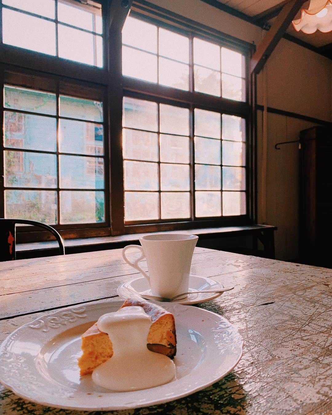 曽田茉莉江さんのインスタグラム写真 - (曽田茉莉江Instagram)「オシャレなCafeでコーヒーとカボチャのチーズケーキ…美味しかったなぁ〜😋☕️このタイムスリップしたような感じと、どこを切り取ってもオシャレな感じ。。センスが素晴らしくて好みでした❤️そして昨日は山形にいまして、とても寒かったのですが、今日は暖かいですね。。気温差が😐😐12月もあっという間に過ぎてしまいそうですが…体調気を付けなくてはですね😌  #cafe  #オシャレカフェ #coffee #ケーキ #体調管理」12月18日 16時08分 - marie_soda_