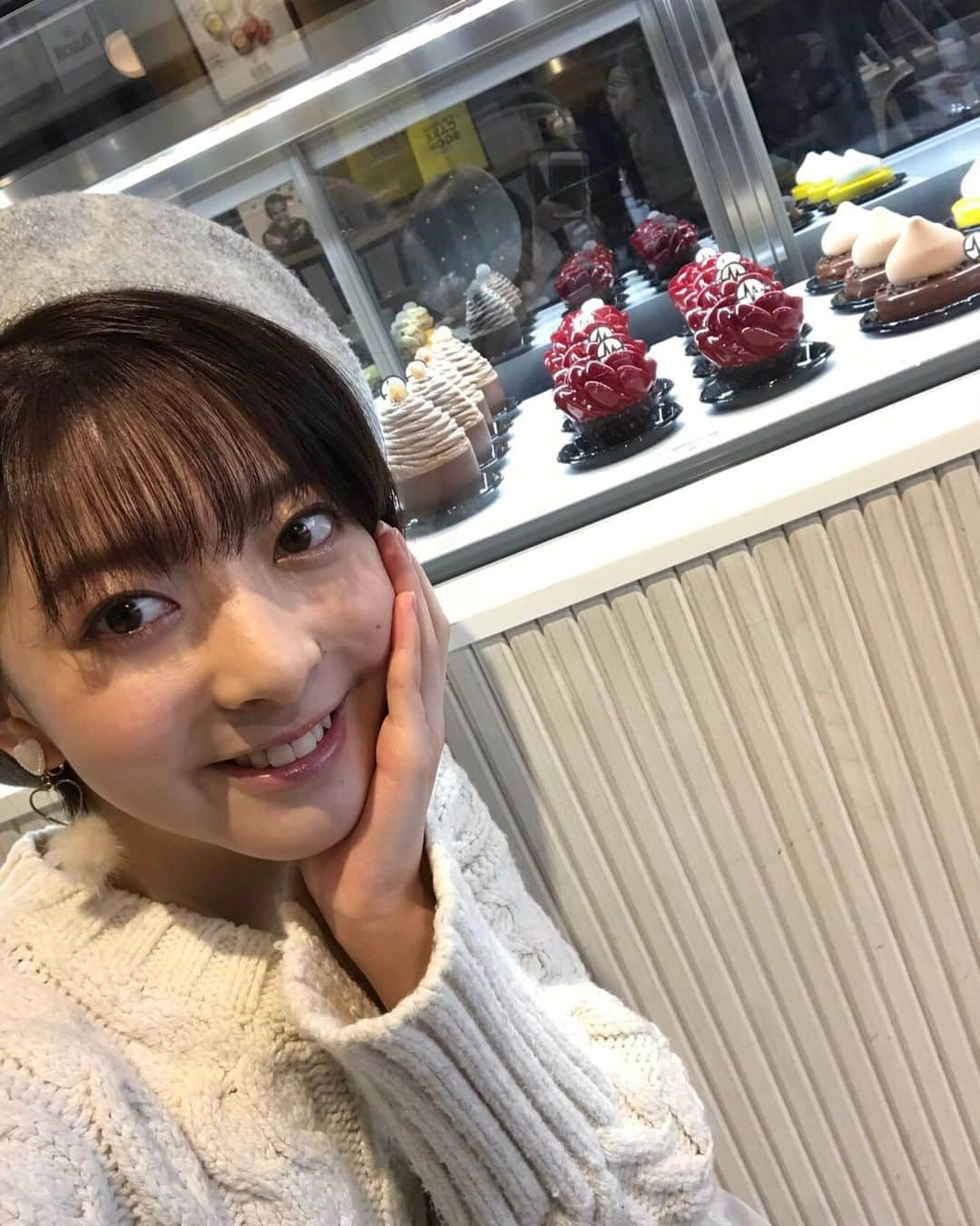 菅原りこさんのインスタグラム写真 - (菅原りこInstagram)「こんにちは🤗🍒 この度、なんと！  AbemaTVさんのロケで表参道にあるスイーツのお店🧁🍪🍰『 MICHALAK 』ミシャラクさんにお邪魔させていただきました〜🤗🍒 なんとなんと！このお店、AIが自分に合ったスイーツを作ってくれる！という楽しいお店なんです🤗💕 いくつかの質問に答えて、出来上がったスイーツに感動😭👏👏👏 見た目もと〜ってもかわいいし、自分だけの美味しいスイーツに大満足でした🤗🧁✨ 今度はぜひ お友達と一緒にお邪魔したいです☺️🍀 このロケの様子は今日から2ヶ月間、Abemaビデオにて再配信されますのでぜひチェックして頂いて、自分だけの美味しいスイーツを楽しんでみてください🤗🧁🍪🍰 AbemaTV AbemaNEWS 「Abemaエンタ」 ＃拡散希望「女子ブラ」  https://abema.tv/video/episode/89-93_s80_p289」12月18日 16時06分 - cherryfairy1123