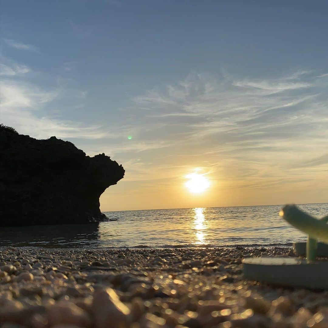 ただすけさんのインスタグラム写真 - (ただすけInstagram)「休暇で波照間島。 異常気象で夏の様な暑さ、でも人も虫も少なく夜中に道路に寝そべって満点の星空を撮影したり、ビーチは貸し切り状態だったり。 充電バッチリで年末まで頑張ります。」12月18日 16時25分 - tdske