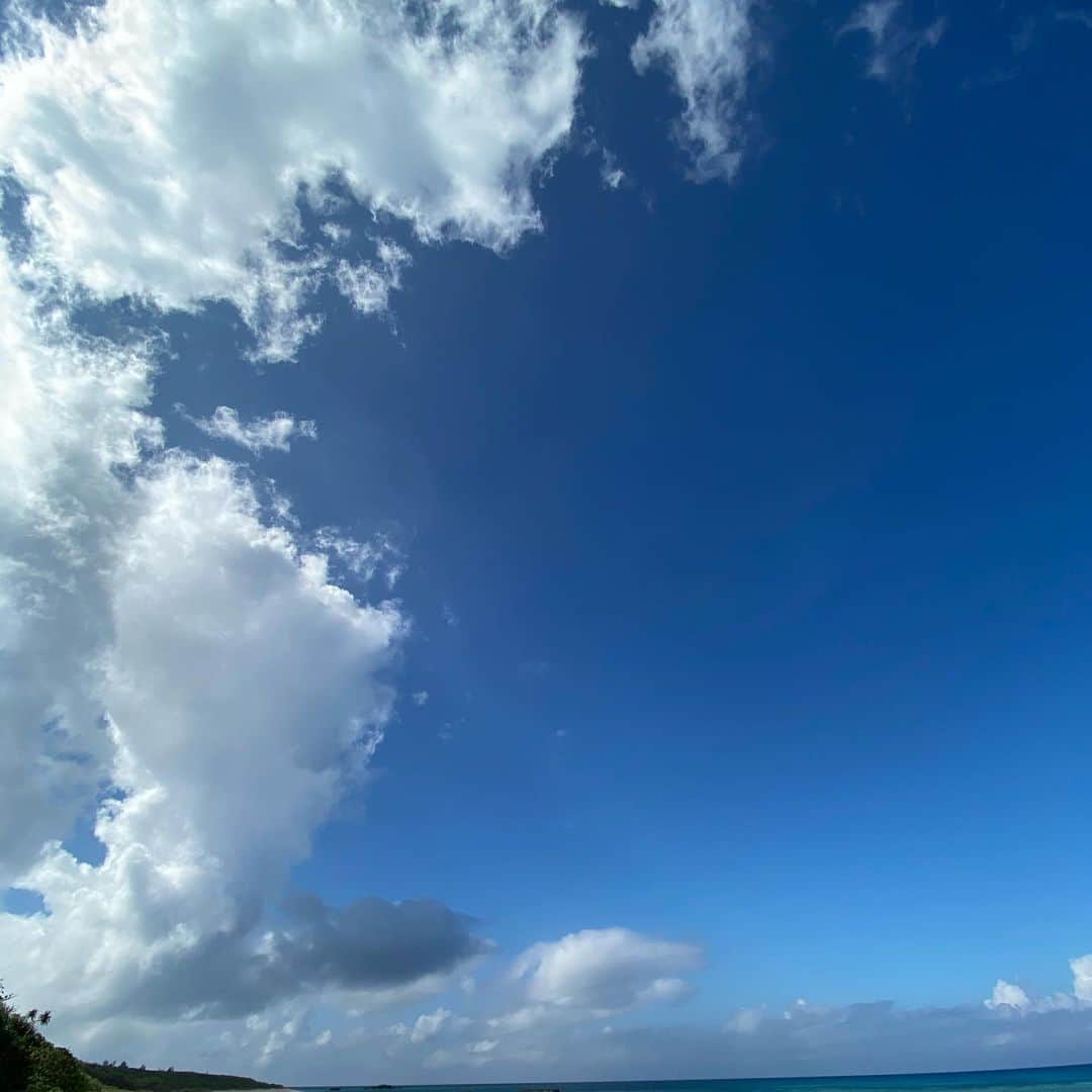 ただすけさんのインスタグラム写真 - (ただすけInstagram)「休暇で波照間島。 異常気象で夏の様な暑さ、でも人も虫も少なく夜中に道路に寝そべって満点の星空を撮影したり、ビーチは貸し切り状態だったり。 充電バッチリで年末まで頑張ります。」12月18日 16時25分 - tdske