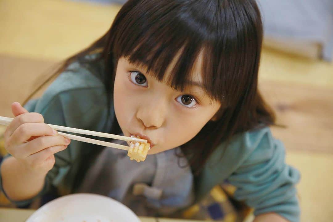 Akiのインスタグラム：「12/18 ・  @breeze__official の撮影会で 撮っていただいた オフショットが好き📷 ・ ・ この写真を見て ヤングコーンだと思った方 正直に挙手してください✋ ・ #これはヤングコーンではありません #チュロスです ← ・ ・ ぜんっっっぜん見えてないけど この時着てた BREEZEの新作ディズニー🐭🏰 めちゃくちゃかわいくてオススメ☺️👌 ・ ・ ・ 【年賀状企画締め切りました】 ・ さて いつも母ちゃんの長文を読んでくださってる そこのあなた コンテストで応援してくださったあなた ・ 今年沢山お世話になった皆様に 年賀状を送らせていただきたいのです🎍 ・ ・ ☑︎こちらの住所は書きません ☑︎住所・名前を教えてくださる方 ・ この条件を理解してくださる フォロワー様10名の方に 抽選で送らせていただけたらなと思います！ ・ ・ ご希望の方 「年賀状くれ！」等 コメントください☺️ ・ #コメント来なかったら部屋の隅で泣きます #おもしろコメント枠1名にしようかな #母ちゃんを褒めちぎる枠も1名 ・ ・ ・ ・ #breeze#breezecrew#ブリーズ#ブリーズキッズ#ぶりくる」