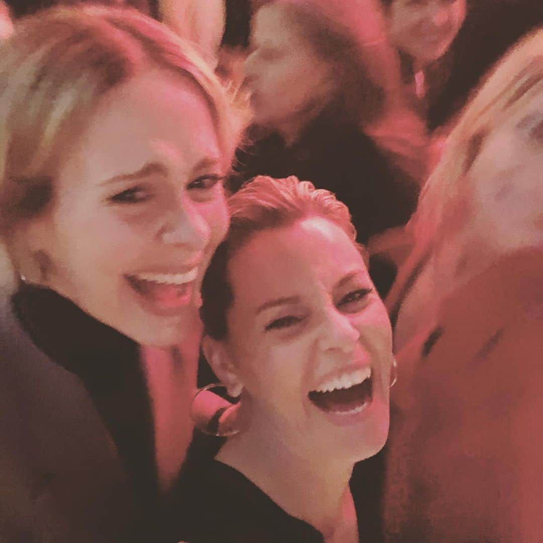 エリザベス・バンクスさんのインスタグラム写真 - (エリザベス・バンクスInstagram)「Happy birthday @mssarahcatharinepaulson  I think you are joy.」12月18日 16時20分 - elizabethbanks