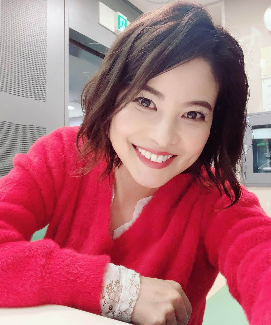 吉田玲奈さんのインスタグラム写真 - (吉田玲奈Instagram)「今日誕生日🎂朝からお祝いのメッセージどうもありがとうございます❤️ 感謝✨ #誕生日#1218 #射手座　#お仕事終わりました　#ありがとうございます❤️」12月18日 16時20分 - reina.yoshida.ciel.1218