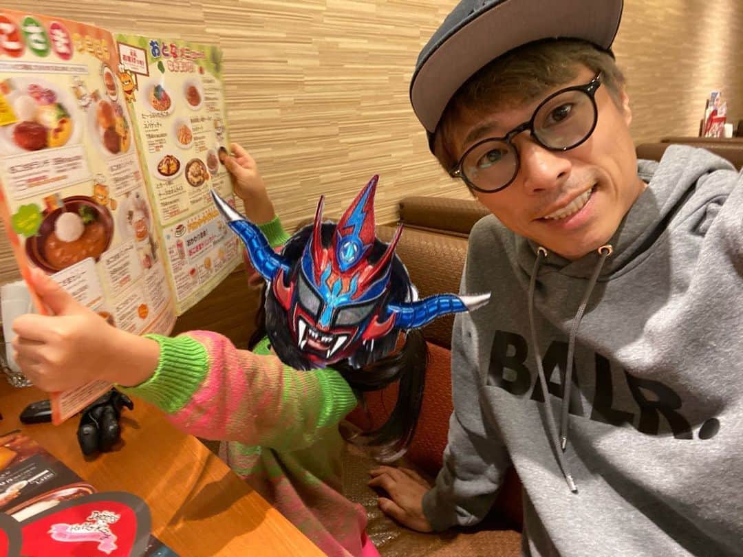 田村淳のインスタグラム：「娘と2人きりで初デート♡ たまにはママを1人にしてあげたくて… メニューを開いて、お子様ランチを1人で注文できるまで育ちました。パパはYouTuberになったんだよと伝えたけれど…まだピンときてないみたいです(>_<)」