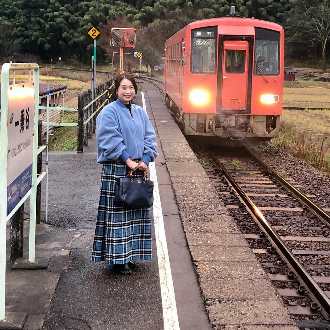 美甘子さんのインスタグラム写真 - (美甘子Instagram)「一乗谷駅のホームで、越美北線の赤いディーゼルカーと。こじんまりして可愛い。福井駅 から越前大野駅までは1日9往復のため本数は少ないですが、まわりの山々の緑にとても映えます。 この時は1両編成。時間によって2両編成にもなります。  #越美北線 #一乗谷駅 #旅と鉄道」12月18日 16時29分 - rekish_mikako