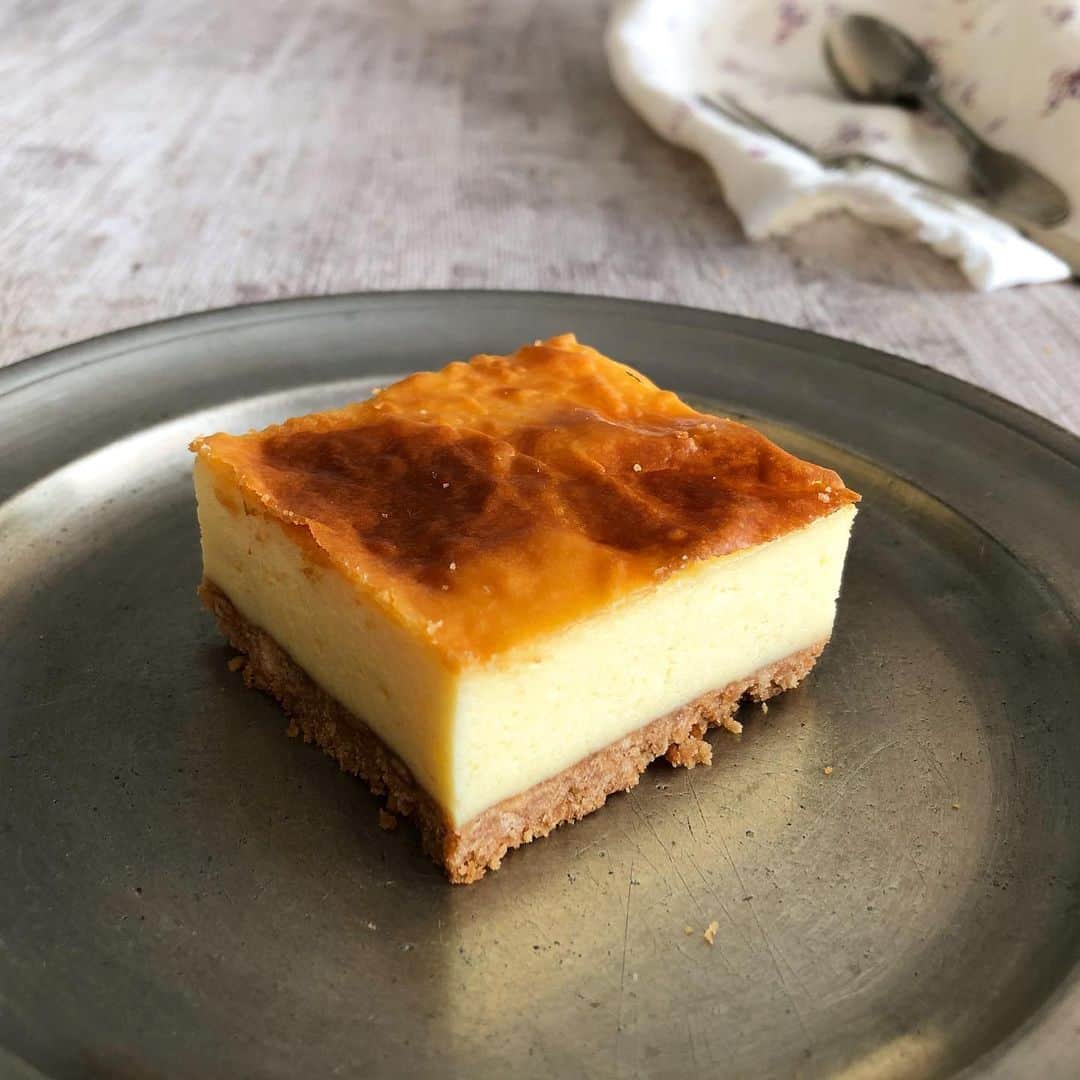 cook kafemaruさんのインスタグラム写真 - (cook kafemaruInstagram)「#bakedcheesecake#yummy#ベイクドチーズケーキ#濃厚クリーミー 焼く温度によっても変わるベイクドチーズ。おうちおやつと言えども深い。」12月18日 16時30分 - kafemaru