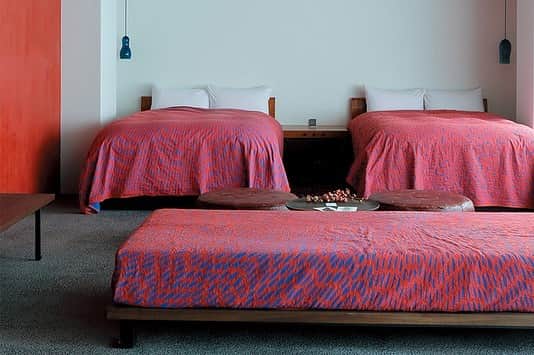 ことりっぷさんのインスタグラム写真 - (ことりっぷInstagram)「「MALDA KYOTO」はババグーリの世界観に共鳴して作られたホテル。﻿ ﻿ 赤（AKA）・青（AO）・墨（SUMI）と色をテーマにしつらえた部屋は、1フロア（60㎡）を一つの個室とし、宿泊者は3名まで。﻿ 余分なものを省き、細部にまで心地よさを追求したしつらえに、ババグーリのアイテムでスタイリングされた空間が広がります。﻿ ﻿ 選び抜かれた上質なものに包まれる、特別なステイをしてみませんか。﻿ ﻿ --------------------﻿ ﻿ 「MALDA KYOTO」については発売中の#ことりっぷマガジン vol.23 で紹介しています。﻿ ﻿ 今号のテーマは「あたらしい京都」﻿ ﻿ あたらしい年の最初の旅提案として、伝統と新しさが混在するあたらしい京都へと誘います。﻿ 寒い冬だからこそ、繊細な味わいを敏感に感じることができ、いつもの風景もしゃきっと背筋を正せば違った景色や表情に気づくはずです。﻿ 京都らしい凛とした冬の旅を様々な切り口で特集しました。﻿ ﻿ --------------------﻿ ﻿ #ことりっぷ#ことりっぷweb#旅行#trip#kyoto#あたらしい京都﻿ #maldakyoto#マルダ京都#cafemalda#babaghuri#ババグーリ#京都#京都旅行#京都ホテル﻿ #visitjapan #japantrip #japantravel#ig_japan」12月18日 16時42分 - cotrip_official