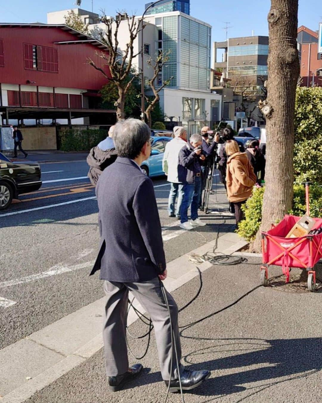 テレビ朝日「やすらぎの刻〜道」さんのインスタグラム写真 - (テレビ朝日「やすらぎの刻〜道」Instagram)「本日のロケ中のひとコマ📸 ケーブル捌きを #石坂浩二 さんが直接お手伝いされていました🥺ケーブルを手に待機する様子も、なんだか様になっていますね😎  #やすらぎの刻 . .  脚本 #倉本聰  主題歌 #中島みゆき . #石坂浩二 #清野菜名 #風間俊介 #風吹ジュン #橋爪功 #岸本加世子 #宮田俊哉#浅丘ルリ子 #加賀まりこ #平山浩行 #八千草薫 #ミッキーカーチス #板谷由夏#草刈麻有 #井上希美 #木下愛華 #いしだあゆみ #大空眞弓 #笹野高史 #ひるドラ #昼ドラ #ドラマ好きな人と繋がりたい」12月18日 16時36分 - yasuraginotoki