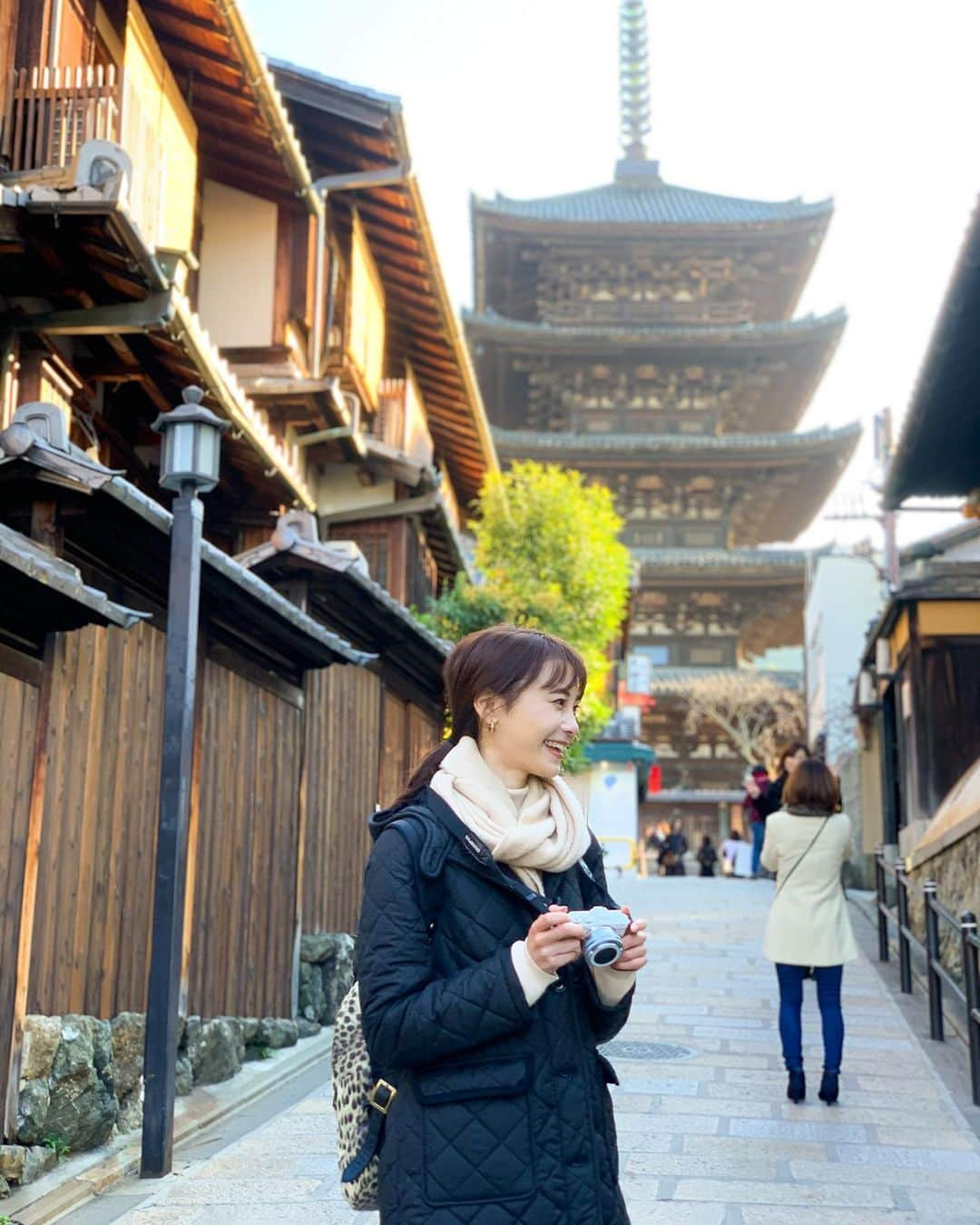 酒井結加さんのインスタグラム写真 - (酒井結加Instagram)「kyoto⛩ 冬の京都を大満喫٩( ᐛ )و ・ ・ ・ 河合神社は 自分の化粧品を使って 絵馬にメイクができて 女の子に人気な神社💄 右が私の絵馬だけど…笑 ちゃんと願いが叶うといいな♡ ・ ・ ・ #京都#京都旅行#京都観光 #祇園#河合神社#絵馬#願い事」12月18日 16時36分 - syukas