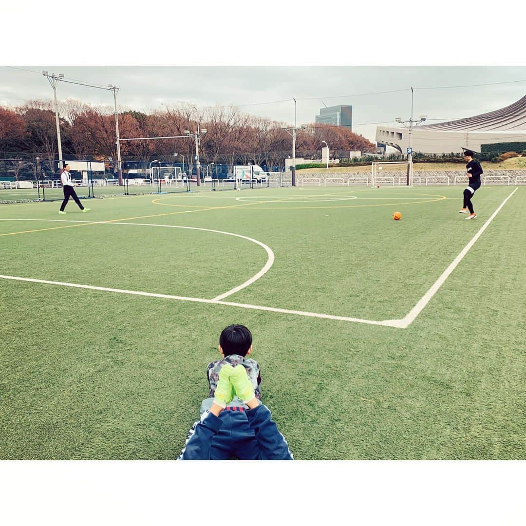 紗栄子さんのインスタグラム写真 - (紗栄子Instagram)「今日は暖かくてサッカー日和⚽️✨ みんなでグーパー✊✋してチームに分かれて試合✨ サッカーって、疲れるのね...😳 3試合目くらいになったあたりで「ママキーパーね！」と遠回しに戦力外通告😭  #ちなみにそんな次男の夢はキーパー」12月18日 16時38分 - saekoofficial