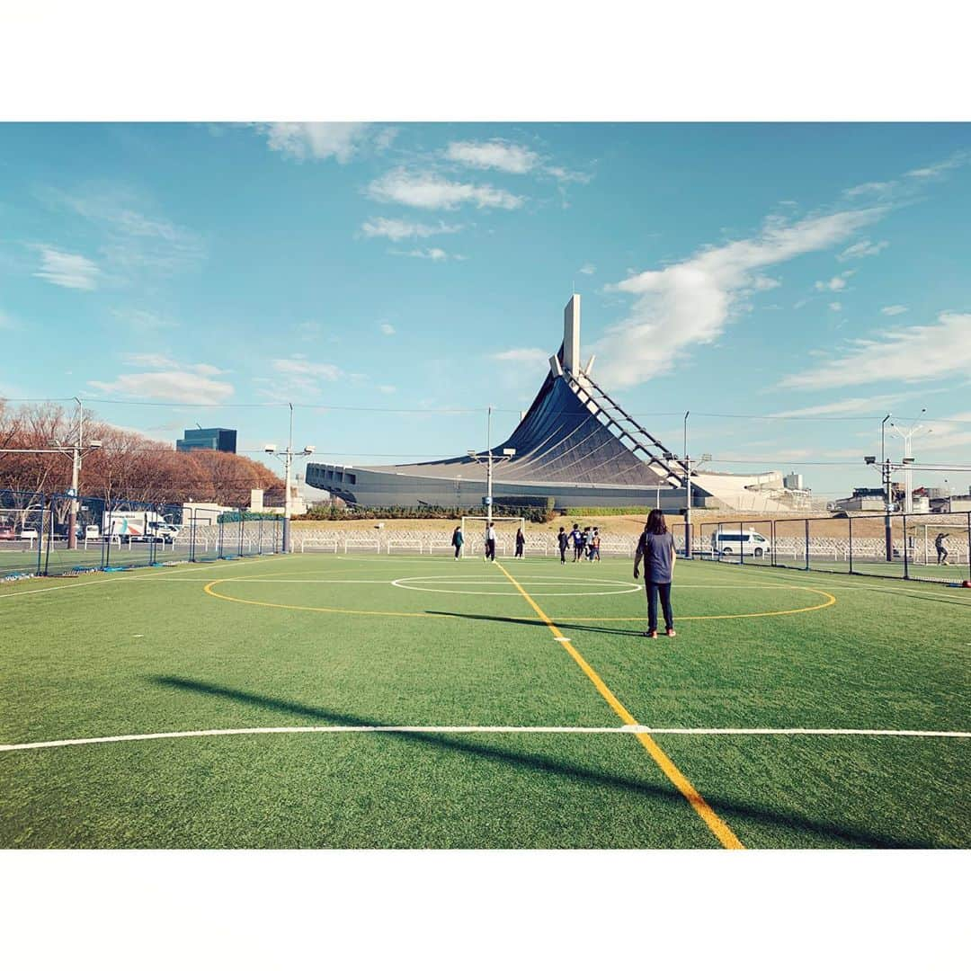 紗栄子さんのインスタグラム写真 - (紗栄子Instagram)「今日は暖かくてサッカー日和⚽️✨ みんなでグーパー✊✋してチームに分かれて試合✨ サッカーって、疲れるのね...😳 3試合目くらいになったあたりで「ママキーパーね！」と遠回しに戦力外通告😭  #ちなみにそんな次男の夢はキーパー」12月18日 16時38分 - saekoofficial