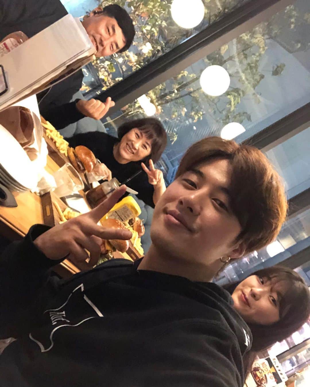 のインスタグラム：「兵役前最後のJフォミリの来日。もう1人の妹は仕事で来れなかったけど、本当にいい時間過ごせて、良いステージを見せる事が出来て心が楽になりました😊いつもと違う場所での家族と過ごす時間は新しい気分になったり、家族一人一人のまたいつもとは違う面が見れるからとても好きです。とにかく初ディズニーのママとパパは生き生きしてて可愛かったです🤣これからも色んな所へ一緒に行きたいな✨ 나를 달릴수 있게하는 원동력 @eun_star93 사진엔 없지만 물론 너도ㅋㅋ . . . #家族 #가족」