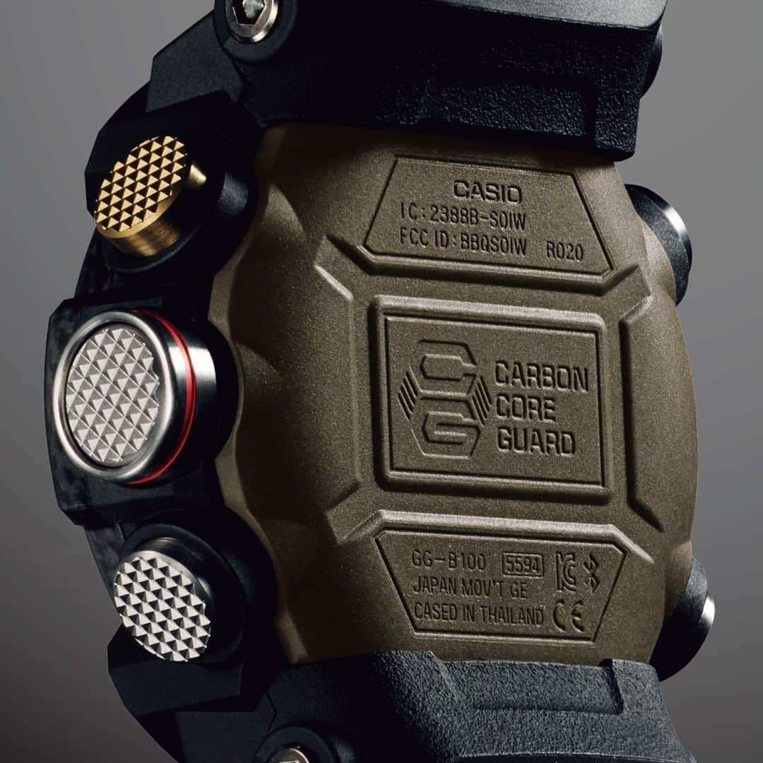 G-SHOCKさんのインスタグラム写真 - (G-SHOCKInstagram)「MUDMASTER GG-B100  MASTER OF Gシリーズから、極限の陸上での使用を想定したMUDMASTER、GG-B100-1A3JFをご紹介。ケースに高剛性素材のカーボンを使用することで、衝撃などによる破損や変形を抑制し、金属製のボタンパイプなしで高い気密性を確保。また気密性を保持するステンレス製のパネルバックと、衝撃に強いガラス繊維入りファインレジンのバックカバーを装備しています。  Introducing GG-B100-1A3JF from MUDMASTER, designed and engineered to withstand rough land environments. By using case made of high-rigidity carbon material, it protects against damage and deformation due to impact and other rough treatment, while metal button pipes ensure a tighter seal against the external environment.  In addition, the dual back cover consists of a stainless steel panel back and an outer cover made of shock resistant fine resin embedded with glass fibers.  GG-B100-1A3JF  #g_shock #mudmaster #ggb100 #masterofg #mudresist #carbon #carboncoreguard #gshockconnected #watchoftheday」12月18日 17時00分 - gshock_jp