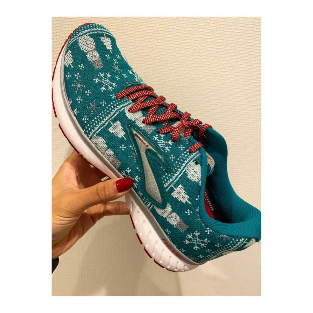 下門美春さんのインスタグラム写真 - (下門美春Instagram)「クリスマスカラー&デザイン👟✨ こうゆうやつ出しちゃうとこ好き😂笑 可愛すぎる❤️ #brooks #running  #training  #マラソン #ブルックス #ブルックスシューズ」12月18日 16時58分 - 38shimo