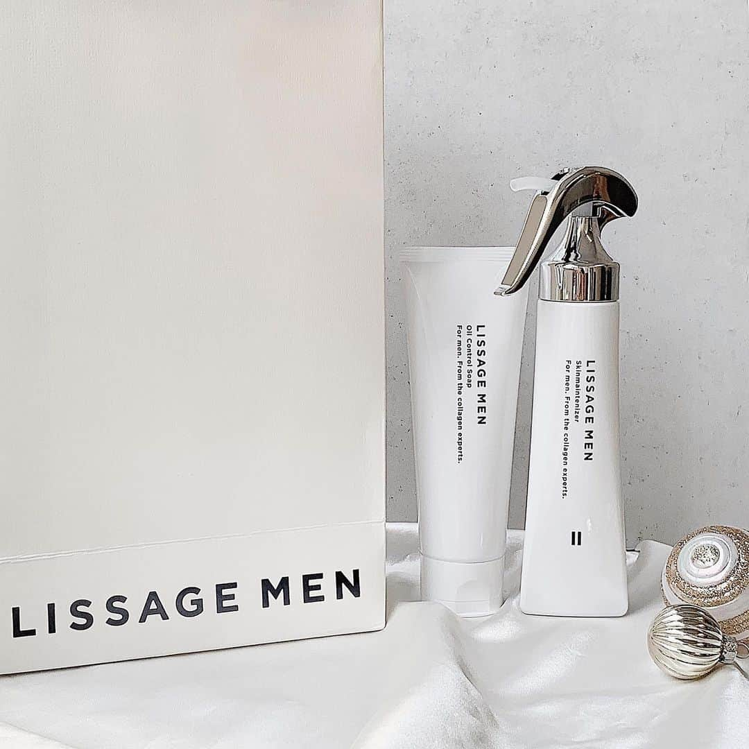 LISSAGE officialのインスタグラム：「. いよいよ来週はクリスマス。 . 大切な彼へ、ご主人へ、リサージのメンズライン 「LISSAGE MEN」のアイテムを プレゼントしてはいかがでしょうか。 . 日頃からひげそりなどの影響を受けやすい 男性の肌に追い打ちをかけるのが、 この季節の湿度の低下や暖房による乾燥。 . まだまだ寒さが続くこれからの時期、 体調管理と同じく肌管理をすることも大切です。 オススメのアイテムはこちら。 . ■リサージ メン #スキンメインテナイザー Ⅱ 130mL　3,000円 (税抜) 化粧水と乳液の充実感を1本に凝縮した保湿化粧液。 コクのあるしっとりタイプで、 肌のあれを防ぎ、豊かなうるおいで、 若々しいハリ肌へ導く化粧液。 ベタつかず心地よい感触で、 ヒゲ剃り後にもひりひりしにくいです。 (アルコール（エタノール）無添加処方) . ■リサージ メン#オイルコントロールソープ 120g　2,000円（税抜） メンズクラブ コスメ大賞　洗顔料部門で 2年連続1位を獲得した、 天然ホワイトクレイ配合の洗顔料。 余分な皮脂や汚れを吸着し、 テカリとベタつきをしっかり抑えます。 サッパリとした洗い上がりなのにつっぱらないので、 季節問わず使いやすいアイテム。 . スタイリッシュなデザインのため、プレゼントにも◎ ぜひ参考にしてみてくださいね。 . . #LISSAGE #リサージ #シンプルケア #リサージメンスキンメインテナイザー #スタイリッシュデザイン #スキンケア #LISSAGEMEN #リサージメン #メンズスキンケア #プレゼント #男性化粧品 #メンズコスメ #化粧水 #乳液 #男性美容 #男性スキンケア #男磨き #コスメ好き #保湿化粧液 #愛用品 #乾燥  #洗顔料 #保湿ケア #保湿 #皮脂 #スキメン #ベストコスメ #ホワイトクレイ」