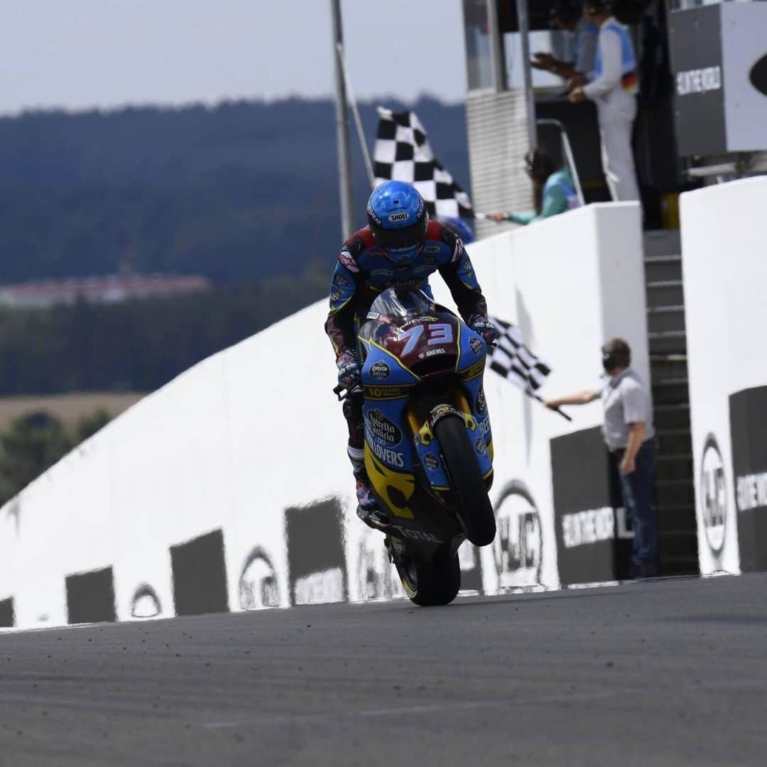 MotoGPさんのインスタグラム写真 - (MotoGPInstagram)「Happy #WheelieWednesday with the 2019 #Moto2 World Champion and 2020 #MotoGP rookie @alexmarquez73! 🤩 // #Wheelie #Motorcycle #Racing #Motorsport #AM73」12月18日 17時00分 - motogp