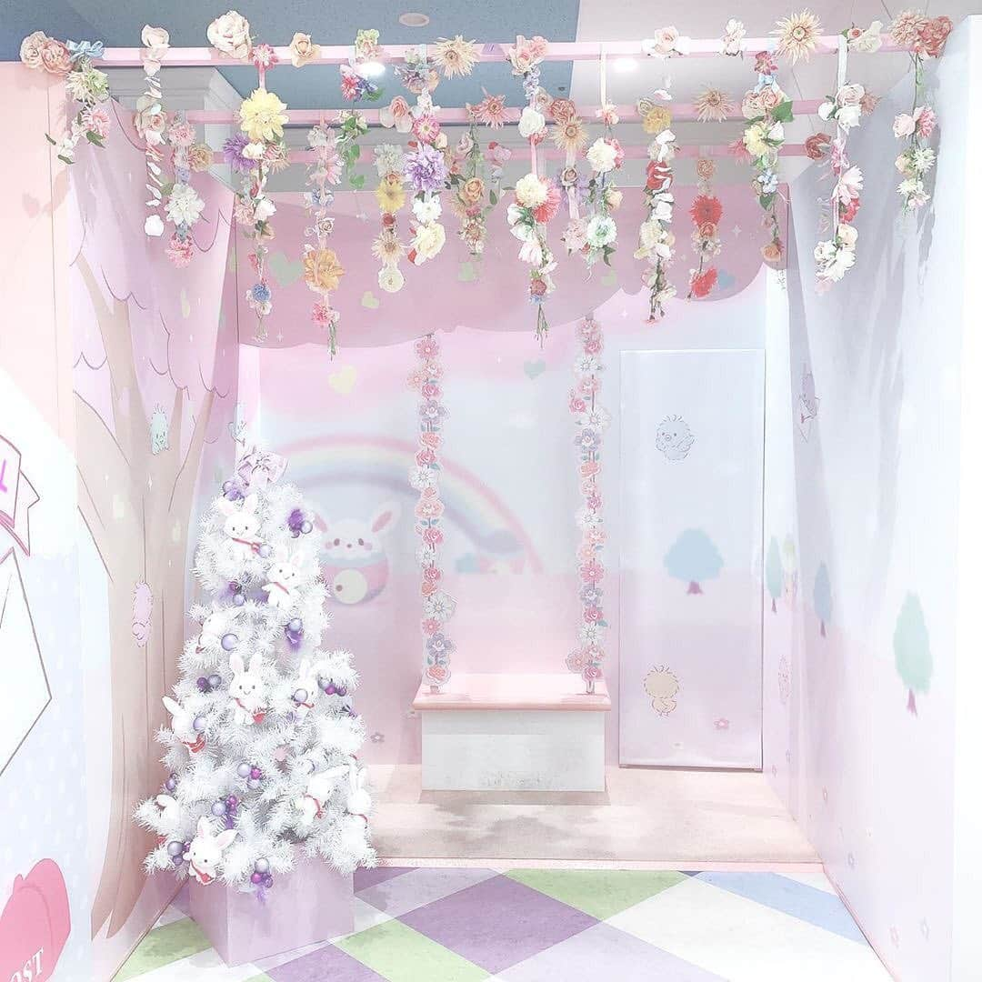 Sanrio Purolandさんのインスタグラム写真 - (Sanrio PurolandInstagram)「ツリーは何本あるのかな？❄️ クリスマス期間はパーク内のいたるところにクリスマスツリーが飾ってあります🎄  見つけたときはオーナメントに注目！！ そのスポットにちなんだキャラクターになってるんですよ☺️ ぜひ探してみてくださいね｡.໒꒱°*。 推しキャラクターのツリーを見つけたら、#ピューロジェニック をつけてシェアしてね！  Photo by @___cinnamell さん、@utatata_karin さん、@ibbon_milk さん ありがとうございました♡  #サンリオピューロランド #sanriopuroland #ピューロジェニック  #フォトスポット #クリスマスツリー #メリークリスマス#ぬい #ぬいぐるみ #ぬい撮り #クリスマス #ホワイトクリスマス #christmas #merrychristmas #ピューロランド #ピューロ #サンリオ #テーマパーク #お出かけスポット #インスタ探検隊 #おでかけ #映えスポット #フォトジェニック #東京旅行 #東京観光 #女子旅」12月18日 17時10分 - purolandjp