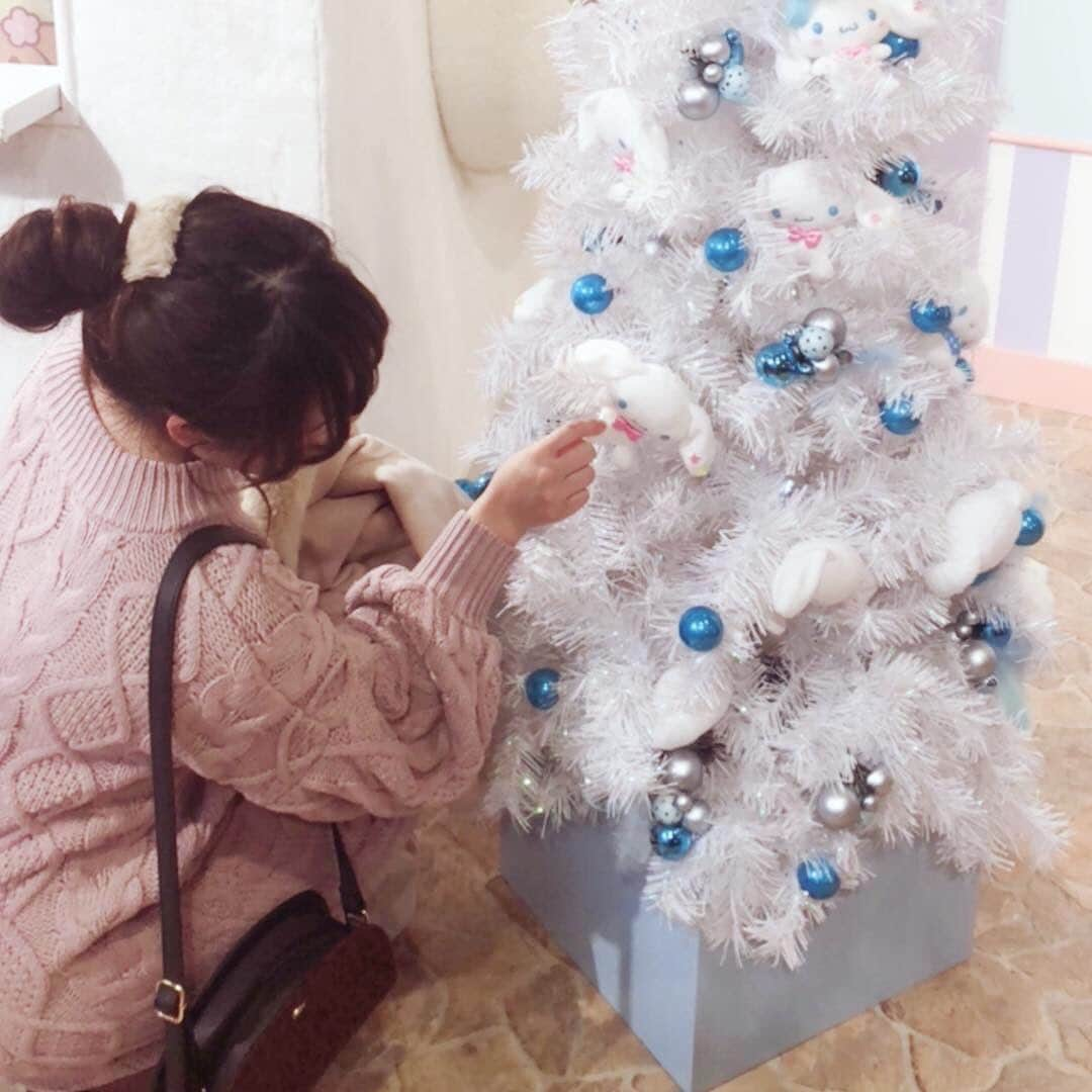 Sanrio Purolandさんのインスタグラム写真 - (Sanrio PurolandInstagram)「ツリーは何本あるのかな？❄️ クリスマス期間はパーク内のいたるところにクリスマスツリーが飾ってあります🎄  見つけたときはオーナメントに注目！！ そのスポットにちなんだキャラクターになってるんですよ☺️ ぜひ探してみてくださいね｡.໒꒱°*。 推しキャラクターのツリーを見つけたら、#ピューロジェニック をつけてシェアしてね！  Photo by @___cinnamell さん、@utatata_karin さん、@ibbon_milk さん ありがとうございました♡  #サンリオピューロランド #sanriopuroland #ピューロジェニック  #フォトスポット #クリスマスツリー #メリークリスマス#ぬい #ぬいぐるみ #ぬい撮り #クリスマス #ホワイトクリスマス #christmas #merrychristmas #ピューロランド #ピューロ #サンリオ #テーマパーク #お出かけスポット #インスタ探検隊 #おでかけ #映えスポット #フォトジェニック #東京旅行 #東京観光 #女子旅」12月18日 17時10分 - purolandjp