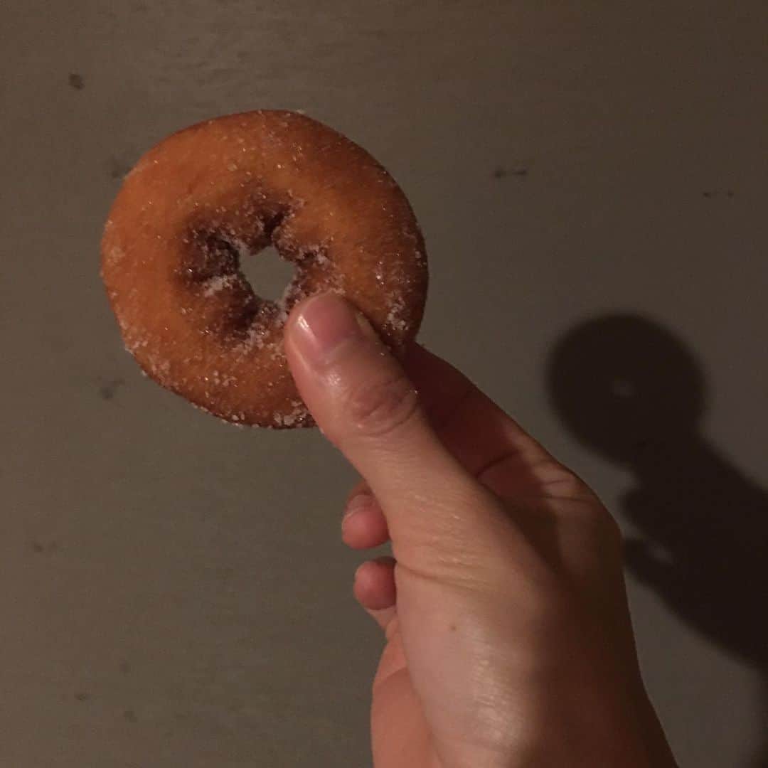 甲斐麻美さんのインスタグラム写真 - (甲斐麻美Instagram)「ドーナツ と 箱入り息子  懐かしいドーナツが食べたくなって #タマヤパン の #おいしいドーナツ を買ってみたら本当に美味しくて嬉しいの巻◎  食べすぎると体調に出るから少しだけ。心が喜ぶからね、たまにならいいんだ。  イチは安定の箱入り息子。 小さい箱好きやねぇ〜  #ドーナツ #たまにはいいよね #心の栄養 #猫との暮らし #元保護猫 #今幸せ猫 #ありがとう」12月18日 17時11分 - kaico_asami
