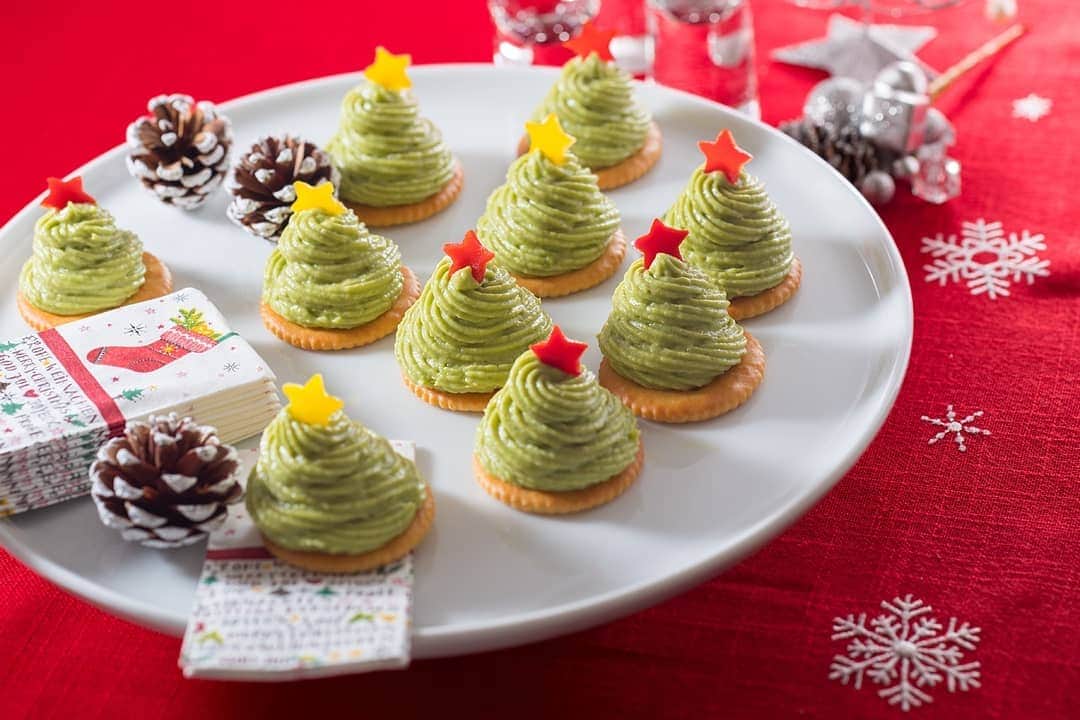 Dole_jp ドール ジャパンのインスタグラム：「アボカドツリーカナッペ🥑 . アボカドディップのクリスマスツリー🎄 パーティーを彩るかわいいカナッペです🍾🎉 . . . 📕材料（5人分） . ・アボカド １個🥑 ・じゃがいも １個 ・マヨネーズ 大さじ２ ・クラッカー 10枚 ・パプリカ（赤）　1/8個 ・パプリカ（黄）　1/8個 ・塩 少々 ・こしょう 少々 . . 📕作り方 . 1.アボカドディップを作る🥑 ✳️じゃがいもはやわらかくゆで、ボウルに入れて丁寧につぶす。 ✳️マヨネーズ、塩、こしょうを加え混ぜる。 ✳️冷めたら、アボカドの皮と種を除いて加え、つぶしながらよく混ぜ合わせる💫 . 2.パプリカの準備🌟 ✳️パプリカは星型で抜き、サッとゆでて冷ましておく。 . 3.仕上げ😆 ✳️１を絞り袋に入れ、クラッカーに円錐形に絞り出し、パプリカを飾る🎄 . . . #ドール #Dole #アボカド #ディップ #パプリカ #カナッペ #クリスマスレシピ #レシピ #おうちcafe #avocado #cooking #recipe #Delistgrammer #デリスタグラマー #instafood #インスタフード #デリミア #クッキングラム #foodart #デザート #スイーツ部 #クリスマスパーティー #クリスマス準備 #christmas #xmas #party」