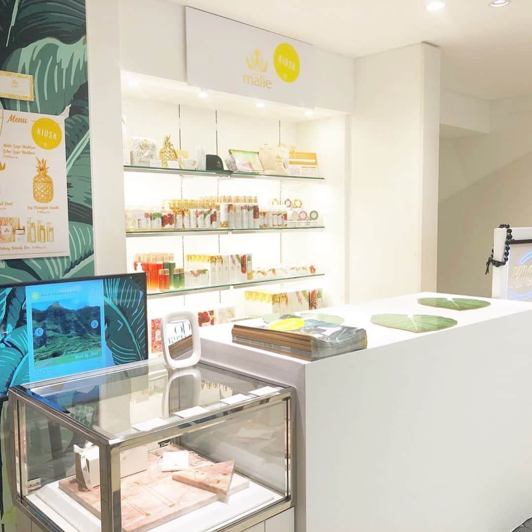 マキ・コニクソンさんのインスタグラム写真 - (マキ・コニクソンInstagram)「Malie Organics POP UP “KIOSK”のお知らせ！☝🏼 @ Matsuya GINZA 12/18〜12/24 1F 化粧品プロモーションスペースにて1週間限定ポップアップを開催します！Malieちゃんで南国ハワイを感じて下さい！そして寒い冬をハワイの香りで乗り越えてね！😊😊 #malieorganicsjp  #ハワイからビデオレター送ったよ！ #東京でハワイを感じてね！🌺」12月18日 17時25分 - makikonikson