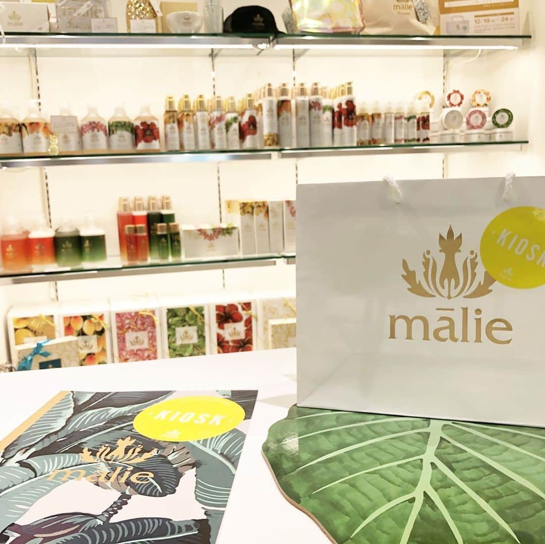 マキ・コニクソンさんのインスタグラム写真 - (マキ・コニクソンInstagram)「Malie Organics POP UP “KIOSK”のお知らせ！☝🏼 @ Matsuya GINZA 12/18〜12/24 1F 化粧品プロモーションスペースにて1週間限定ポップアップを開催します！Malieちゃんで南国ハワイを感じて下さい！そして寒い冬をハワイの香りで乗り越えてね！😊😊 #malieorganicsjp  #ハワイからビデオレター送ったよ！ #東京でハワイを感じてね！🌺」12月18日 17時25分 - makikonikson