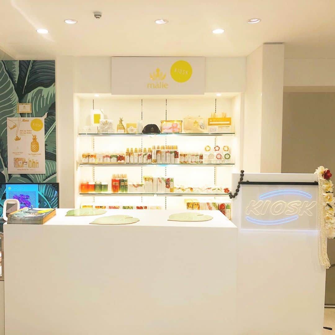 マキ・コニクソンさんのインスタグラム写真 - (マキ・コニクソンInstagram)「Malie Organics POP UP “KIOSK”のお知らせ！☝🏼 @ Matsuya GINZA 12/18〜12/24 1F 化粧品プロモーションスペースにて1週間限定ポップアップを開催します！Malieちゃんで南国ハワイを感じて下さい！そして寒い冬をハワイの香りで乗り越えてね！😊😊 #malieorganicsjp  #ハワイからビデオレター送ったよ！ #東京でハワイを感じてね！🌺」12月18日 17時25分 - makikonikson