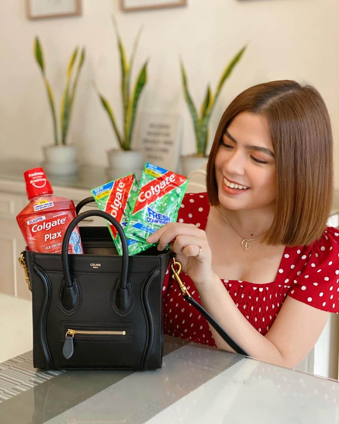 Alexa Ilacadさんのインスタグラム写真 - (Alexa IlacadInstagram)「With my busy schedule, kailangan talaga spontaneous and prepared ka at the same time. Kaya I make sure I’ve got all my essentials with me wherever I go to feel Xtra Fresh and ready for anything na ibato sa akin ng world! Huwaw! 💁 Hindi pwedeng mawala talaga ang @ColgatePH Fresh Confidence and Plax Mouthwash, because being fresh and confident shouldn’t stop even when you’re out! ❤#TasteConfidence this Xmas season and buy it in stores nationwide!」12月18日 17時26分 - alexailacad