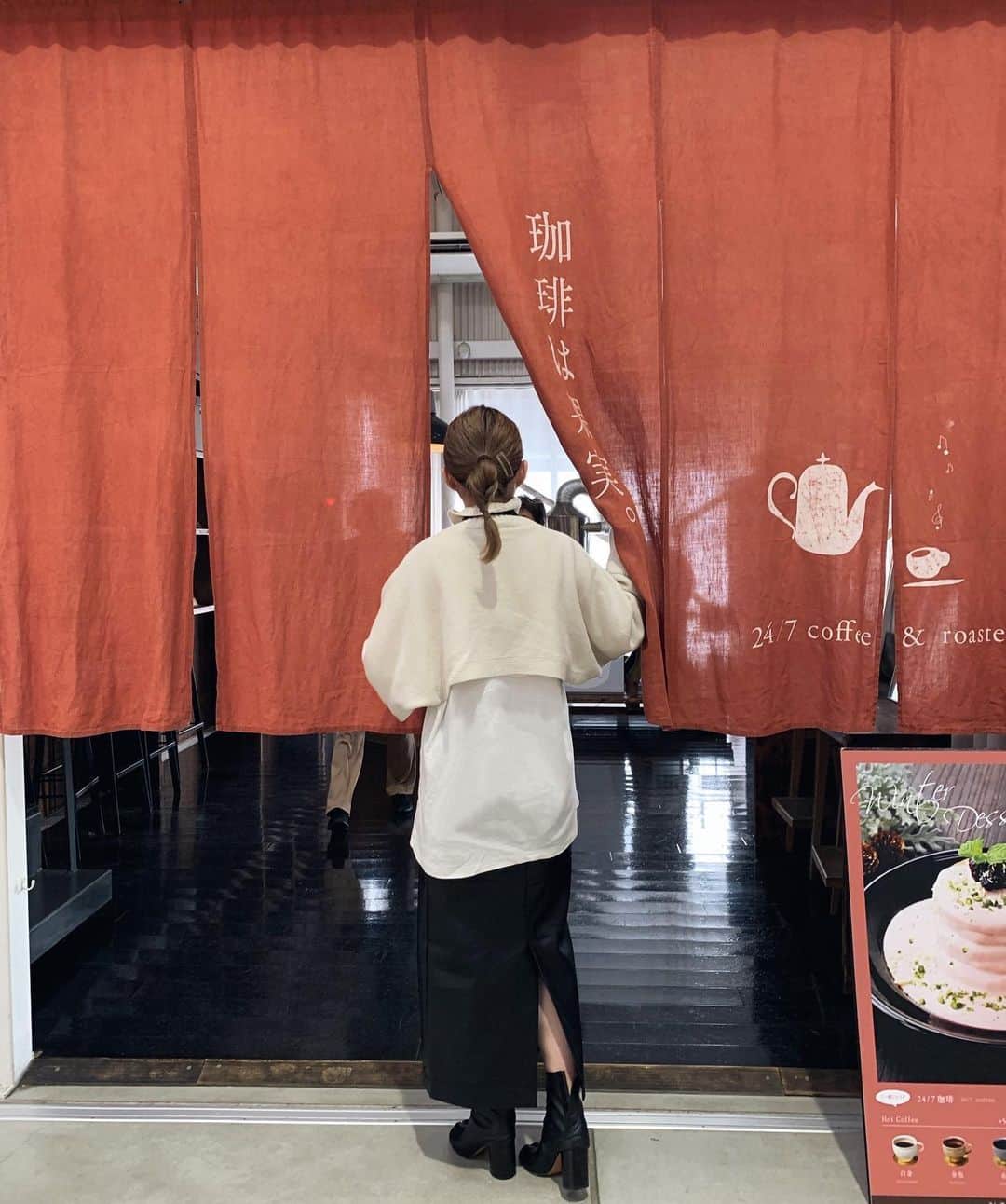 中野真理亜のインスタグラム：「. らーめんまんの珈琲は果実。 やっぱりモノトーンが落ちつく☕️ . knit @cleo__store  tee @uniqlo  skirt @clane_official  shoes @mm6maisonmargiela . #広島カフェ #モノトーン #モード#ファッション#冬コーデ#ootd#outfit #ハイトーン #へああれんじ #clane #maisonmargiela」