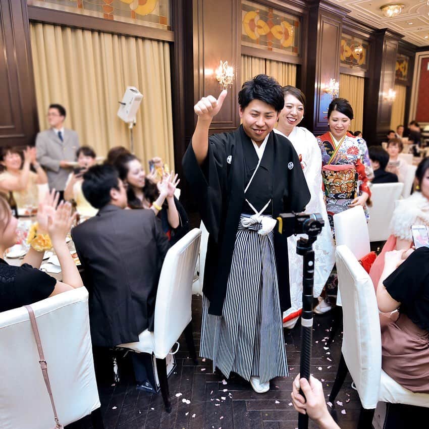ホテルモントレウェディング【公式】 のインスタグラム：「♥ #montereyweddingstories2019 ￣￣￣￣￣￣￣￣￣￣￣￣￣￣￣￣ ＊＊＊18p／30p＊＊＊ . 兄弟にもありがとうを伝えたくて、 中座のエスコートをサプライズに。 . 大人になって、手をつなぐこと、 おめでとうの言葉がとっても嬉しかった。 . @montereyweddingをフォローして 『 #モントレ花嫁 』『 #ホテルモントレ』の タグをつけて投稿してくださいね＊*. . ◆ホテルモントレ公式HPはこちら* https://www.monterey-wedding.jp . #モントレ #モントレ花婿 #プレ花嫁 #卒花 #marry花嫁 #dressy花嫁 #farnyレポ #プラコレ ﻿#maricuru #dressy花嫁 #日本中のプレ花嫁さんと繋がりたい #ウエディングニュース #flower #ウェディングドレス #dress #結婚式 #披露宴 #結婚式場 #2019年秋婚 #2019年冬婚 #2020年春婚 #2020年夏婚」