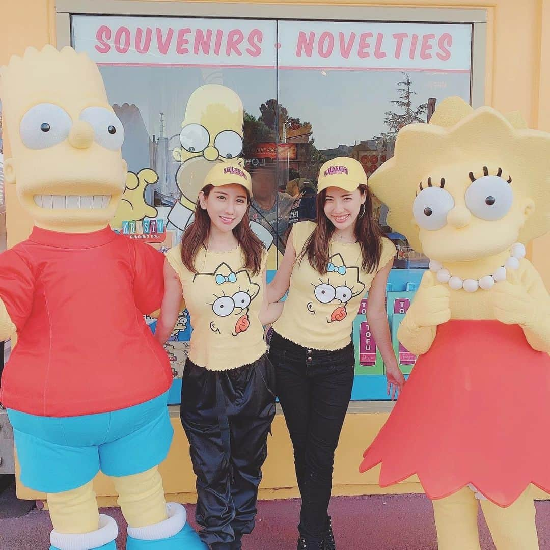 亜里沙さんのインスタグラム写真 - (亜里沙Instagram)「#Travelgram with Pammy at #Universalstudiohollywood. It was halloween week but only us were wearing costume like this here🥳😂 #Japanesestyle I definately recommend u to join "VIP studio tour"! It's awesome❤️ ・ 載せていなかったありパメ旅をまとめてアップ💛 ハロウィンシーズンのLAでユニバーサルスタジオへ✨ もし行く機会があればVIPチケットの バックステージツアーがかなりおすすめです🥺🧡 ２時間たっぷり映画のセットを回ったり、 飽きさせない盛りだくさんなツアーで本当に行って良かった!!! ハリウッドしゅご...🥺ってなるよ笑 アトラクションも乗りたいのは全部制覇できたし最高でした。 コスチューム着てるの私たちだけだったぜ☺️ #やっぱり日本式 #バートとリサ反応薄かった #smallones」12月18日 17時23分 - alisa_0302