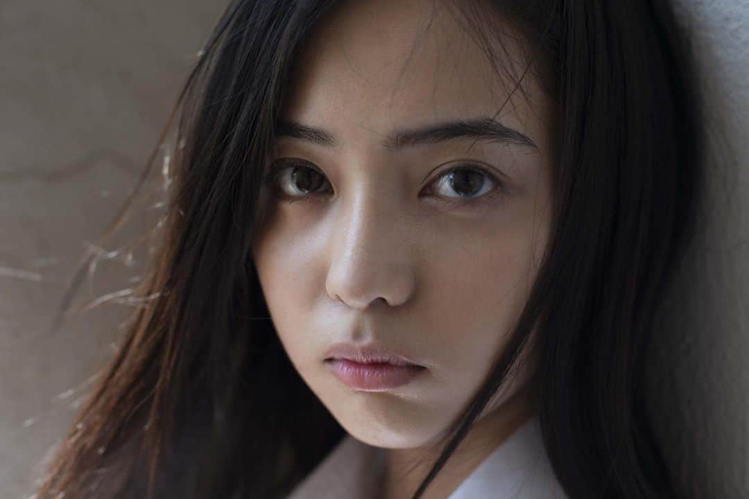新関碧のインスタグラム：「【Negative pop】 新しい作品が公開されました！ 高校を卒業するまでにどうしても制服の写真を残したくて、、 夢が叶いました！ ネガティブポップらしい写真たちがたくさん載ってます！ 見てみてください✨ ・ ・ ネットでネガティブポップと検索するか、タグづけしたネガティブポップのアカウントについているURLからチェックお願いします🙇‍♀️ #negativepop  #ネガティブポップ #新関碧 #小見野みどり #JuncoKobayashi #坂下晶夫」