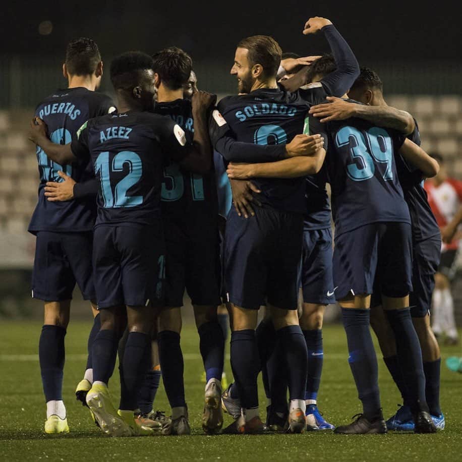 ロベルト・ソルダードのインスタグラム：「¡Grandísimo esfuerzo de todo el equipo y pasamos a la siguiente ronda! Conocemos las dificultades, pero no renunciamos a nada. 💪🏻🏆 #VamosmiGranada  #EternaLucha 🔴⚪」