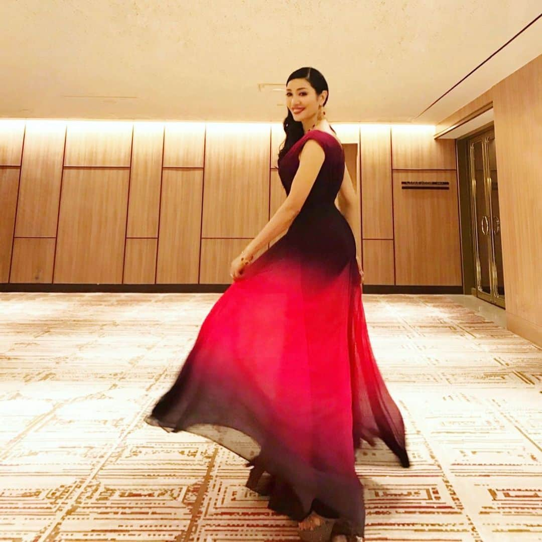 アンミカさんのインスタグラム写真 - (アンミカInstagram)「Dramatic Red❤️ 一足早くXmasな気分🍷🎄 。 ドレス　#tadashishoji ジュエリー　#grosse #今晩19時から21時57分までTBSにて東大王3時間スペシャルの放送がございます！ #明日の19時53分から21時48分まではテレビ東京の陣取りクロスワードが放送です！ #fashion #ootd #dress #model #ahnmika」12月18日 17時39分 - ahnmikaofficial