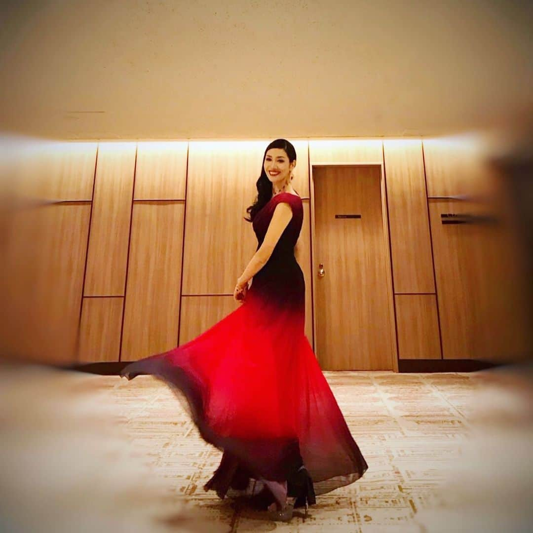 アンミカさんのインスタグラム写真 - (アンミカInstagram)「Dramatic Red❤️ 一足早くXmasな気分🍷🎄 。 ドレス　#tadashishoji ジュエリー　#grosse #今晩19時から21時57分までTBSにて東大王3時間スペシャルの放送がございます！ #明日の19時53分から21時48分まではテレビ東京の陣取りクロスワードが放送です！ #fashion #ootd #dress #model #ahnmika」12月18日 17時39分 - ahnmikaofficial