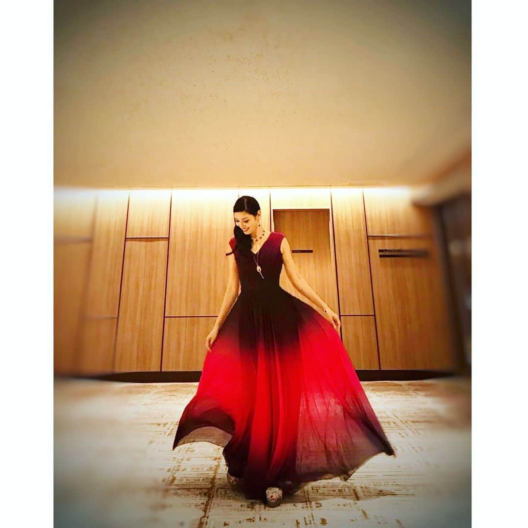 アンミカさんのインスタグラム写真 - (アンミカInstagram)「Dramatic Red❤️ 一足早くXmasな気分🍷🎄 。 ドレス　#tadashishoji ジュエリー　#grosse #今晩19時から21時57分までTBSにて東大王3時間スペシャルの放送がございます！ #明日の19時53分から21時48分まではテレビ東京の陣取りクロスワードが放送です！ #fashion #ootd #dress #model #ahnmika」12月18日 17時39分 - ahnmikaofficial