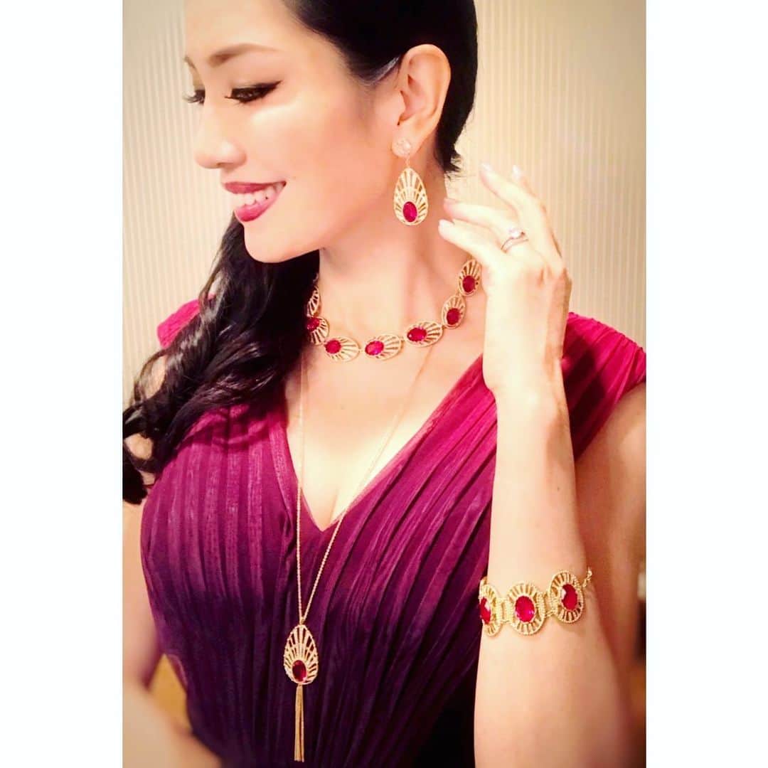 アンミカさんのインスタグラム写真 - (アンミカInstagram)「Dramatic Red❤️ 一足早くXmasな気分🍷🎄 。 ドレス　#tadashishoji ジュエリー　#grosse #今晩19時から21時57分までTBSにて東大王3時間スペシャルの放送がございます！ #明日の19時53分から21時48分まではテレビ東京の陣取りクロスワードが放送です！ #fashion #ootd #dress #model #ahnmika」12月18日 17時39分 - ahnmikaofficial