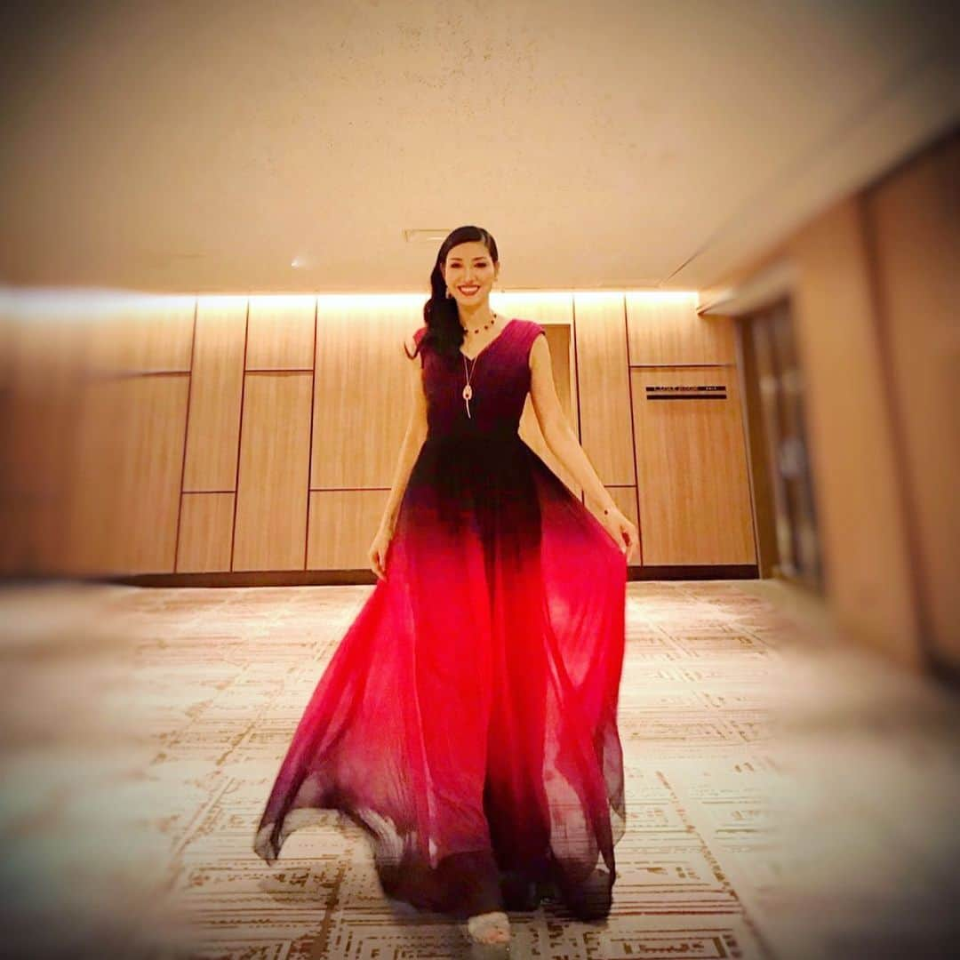 アンミカさんのインスタグラム写真 - (アンミカInstagram)「Dramatic Red❤️ 一足早くXmasな気分🍷🎄 。 ドレス　#tadashishoji ジュエリー　#grosse #今晩19時から21時57分までTBSにて東大王3時間スペシャルの放送がございます！ #明日の19時53分から21時48分まではテレビ東京の陣取りクロスワードが放送です！ #fashion #ootd #dress #model #ahnmika」12月18日 17時39分 - ahnmikaofficial