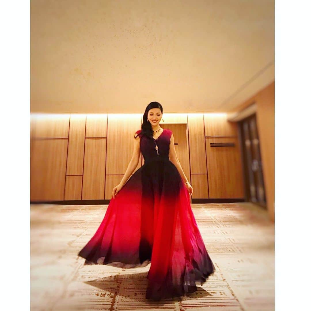 アンミカさんのインスタグラム写真 - (アンミカInstagram)「Dramatic Red❤️ 一足早くXmasな気分🍷🎄 。 ドレス　#tadashishoji ジュエリー　#grosse #今晩19時から21時57分までTBSにて東大王3時間スペシャルの放送がございます！ #明日の19時53分から21時48分まではテレビ東京の陣取りクロスワードが放送です！ #fashion #ootd #dress #model #ahnmika」12月18日 17時39分 - ahnmikaofficial