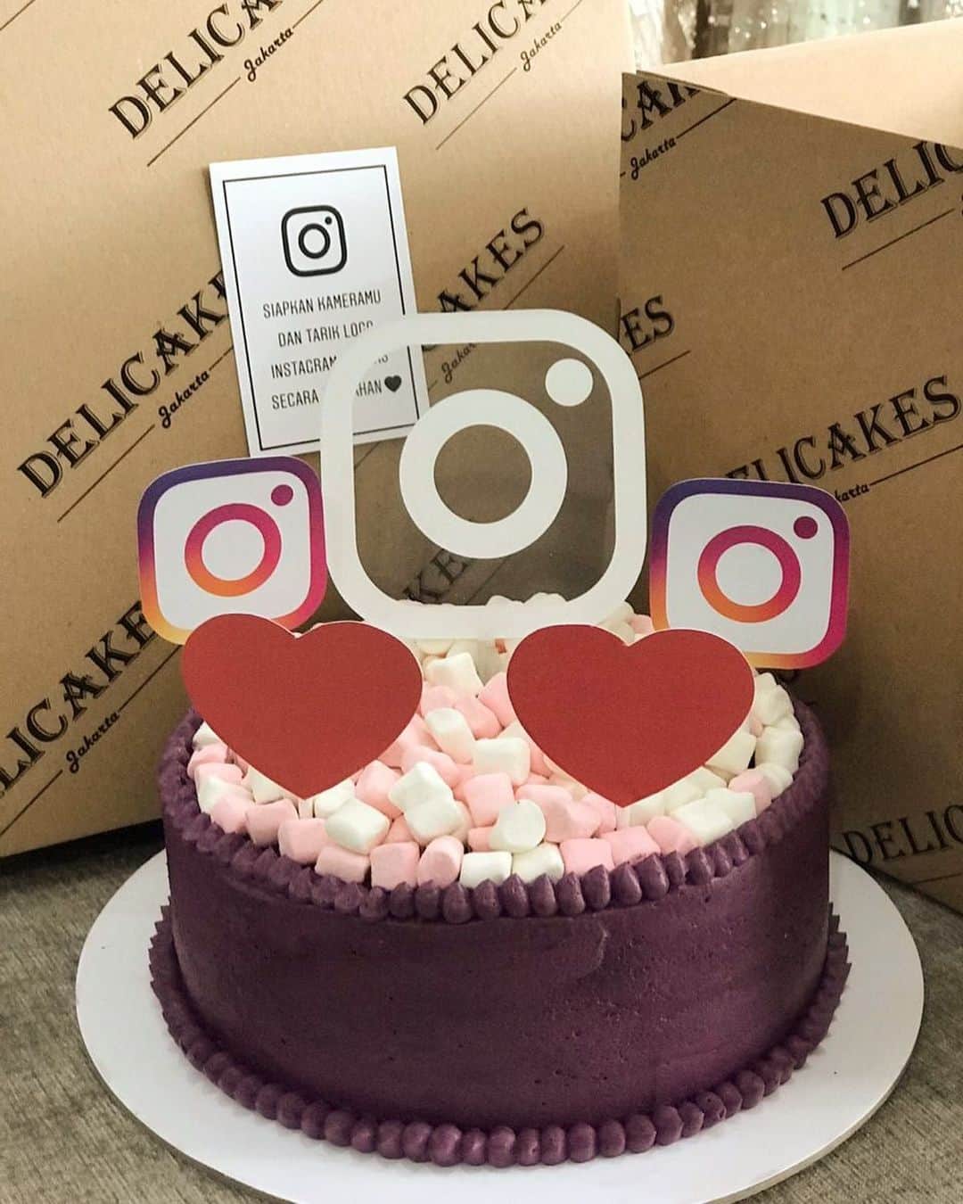 Ivan Gunawanさんのインスタグラム写真 - (Ivan GunawanInstagram)「. “ Thank you so much @instagram for this delicious cake. Thank you for always being so kind to me. Through out my daily life or even my carriers. I hope instagram always be the most loveable apps. Cheerssss ! . . #ivangunawan #instagram #instagramcake」12月18日 17時39分 - ivan_gunawan