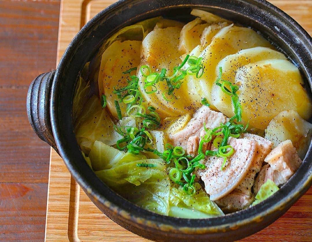 河瀬璃菜さんのインスタグラム写真 - (河瀬璃菜Instagram)「じゃがバタ鍋✨﻿ ﻿ じゃが芋のホックリ感とキャベツの甘み、豚肉の旨味が美味い..！﻿ ﻿ ただの自分の適当な昼ごはんをTwitterにのせてたら25万インプレッションくらいいってたので、レシピにした😂﻿ ﻿ レシピはスワイプしてね🙆  #craypot #cooking #food #foodstagram #recipe #japanesefood #potato  #lunch #dinner #おうちごはん #冬レシピ #バター #ジャガイモ #じゃがバター  #ズボラ飯 #レシピ #デリスタグラム #デリスタグラマー #鍋 #じゃがいも #うつわ #うつわ好き #フードコーディネーター」12月18日 17時39分 - linasuke0508