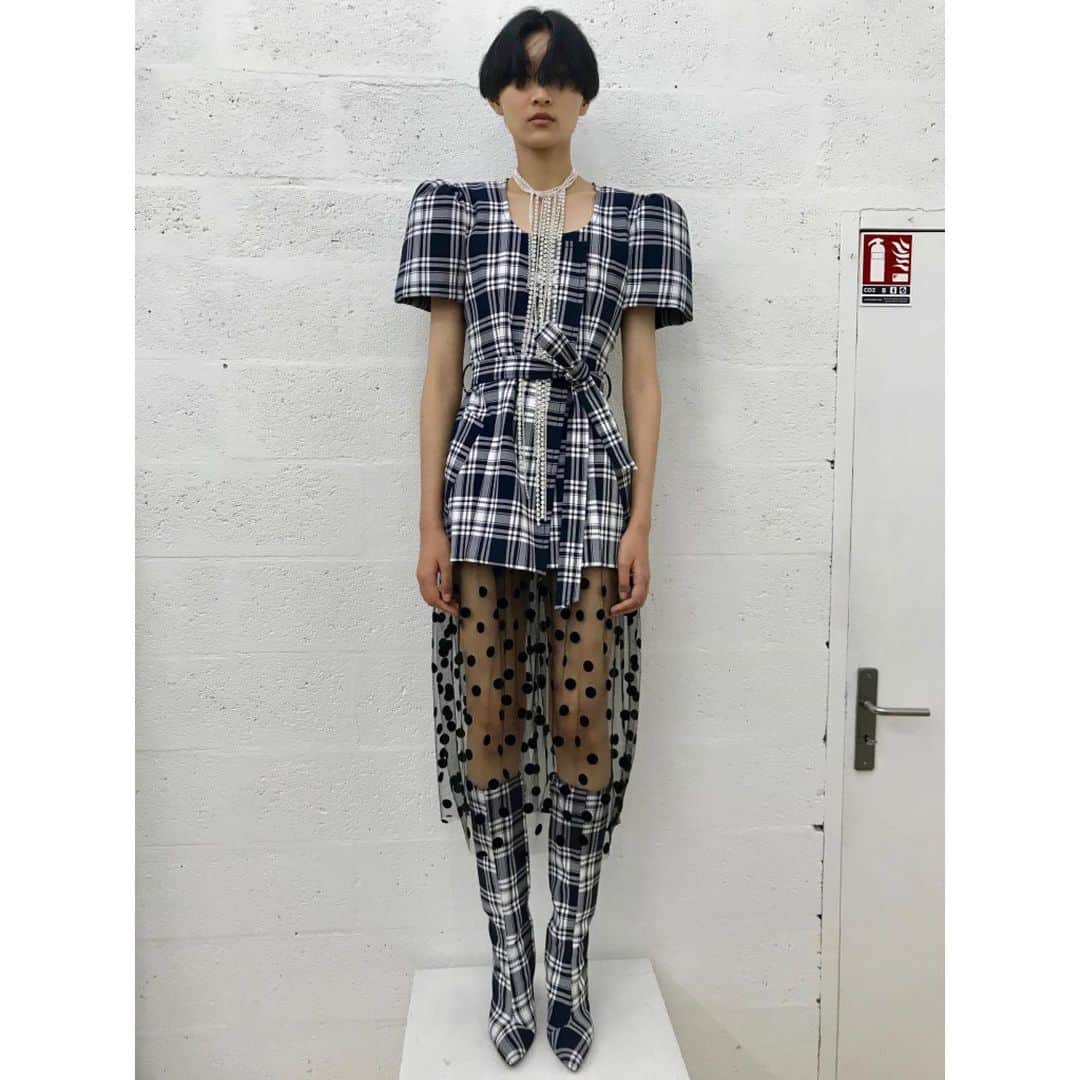 ルッツさんのインスタグラム写真 - (ルッツInstagram)「Best of 2019! This year was a strange one- on the one hand it feels that it has never been as important to be forward-looking and modern, on the other it seems that people crave nothing more than security and familiarity in a world that is increasingly less so. Even though there are few things I like less than looking back and holding on to the past, both my collections in 2019 were inspired by a longing for security: The idea of wearing couture-inspired clothes while doing mundane things like travelling (FW19) and my hommage to Paris (SS20) were both born out of a feeling of being grateful for the reassuring things in life. The Lantern Shirt and the #CapeBomber, the #DenimTrench and the #TJacket in Checked Cotton Twill over a dotted skirt in transparent tulle were some of this years favourite looks and my personal favourites were the long #FanSkirt s  in Jacquard worn with black or white Mohair Sweaters from F/W 19 and the Men's shirt in white cotton worn under a transparent tulle skirt from the S/S 20 Collection. I'm looking forward to 2020, in spite of everything. It's always darkest just before dawn. #HappyHolidays to all! - - - #bestof #2019style #lutzhuelle #capebomber」12月18日 17時45分 - lutz_huelle_paris