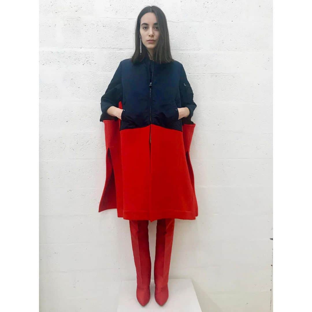 ルッツさんのインスタグラム写真 - (ルッツInstagram)「Best of 2019! This year was a strange one- on the one hand it feels that it has never been as important to be forward-looking and modern, on the other it seems that people crave nothing more than security and familiarity in a world that is increasingly less so. Even though there are few things I like less than looking back and holding on to the past, both my collections in 2019 were inspired by a longing for security: The idea of wearing couture-inspired clothes while doing mundane things like travelling (FW19) and my hommage to Paris (SS20) were both born out of a feeling of being grateful for the reassuring things in life. The Lantern Shirt and the #CapeBomber, the #DenimTrench and the #TJacket in Checked Cotton Twill over a dotted skirt in transparent tulle were some of this years favourite looks and my personal favourites were the long #FanSkirt s  in Jacquard worn with black or white Mohair Sweaters from F/W 19 and the Men's shirt in white cotton worn under a transparent tulle skirt from the S/S 20 Collection. I'm looking forward to 2020, in spite of everything. It's always darkest just before dawn. #HappyHolidays to all! - - - #bestof #2019style #lutzhuelle #capebomber」12月18日 17時45分 - lutz_huelle_paris
