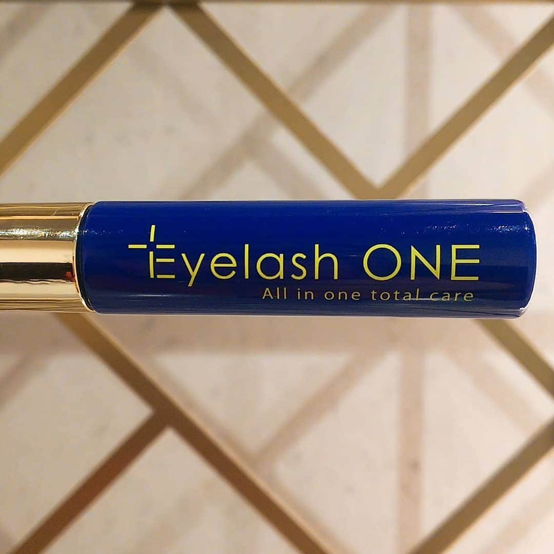 EyelashONEさんのインスタグラム写真 - (EyelashONEInstagram)「【つけまつげなしで時短】 . 愛用者様の声を 紹介させていただきます。 . 年末旅行するので 自まつげ伸ばしたくて １ヶ月くらい使っています。 . いつもはつけまつげなんですけど 旅行の時メイク時短したくて。 . 結果、長く伸びました！ . 年末旅行ように使いましたが 最近はつけまつげなしで 自まつげ＋マスカラです。 . 普段の生活も時短になりました。 . @eyelash_one_official #アイラッシュワン#アイラッシュ#まつ育美容液#まつ毛美容液#まつげ美容液#つけまつ毛#つけまつげ#まつ育#まつ育中#まつエク#マツエク#マツエクサロン#まつエク卒業#まつ毛#まつげ#まつ毛育毛剤#まつげエクステ#まつ毛カール#まつげパーマ#まつ毛パーマ#まぶた#目元#目元エステ#目元ケア#目元メイク#チップタイプ#美容液#まつ毛美容液すごい#まつげ美容液おすすめ#まつげ美人」12月18日 17時46分 - eyelash_one_official